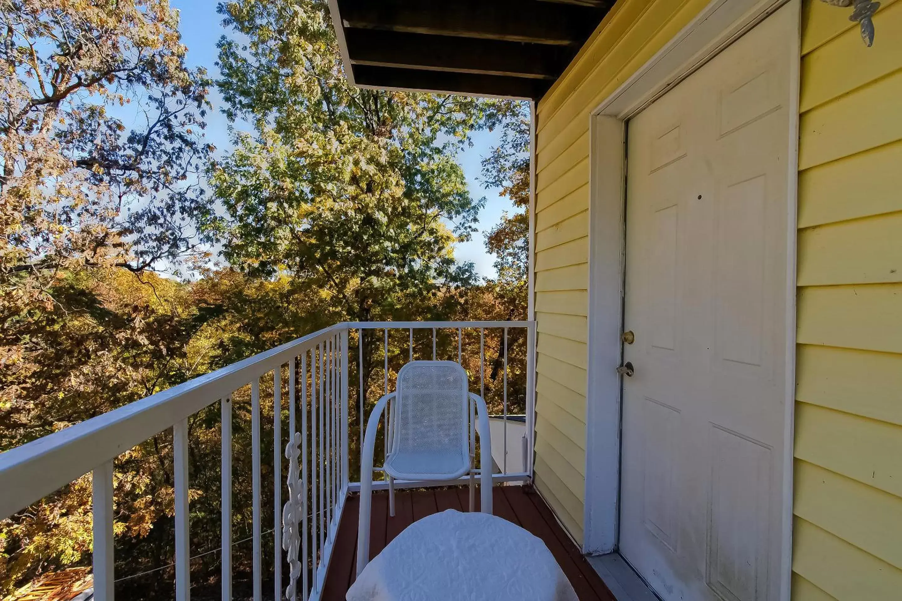 Balcony/Terrace in Hotel O Eureka Springs - Christ of Ozark Area