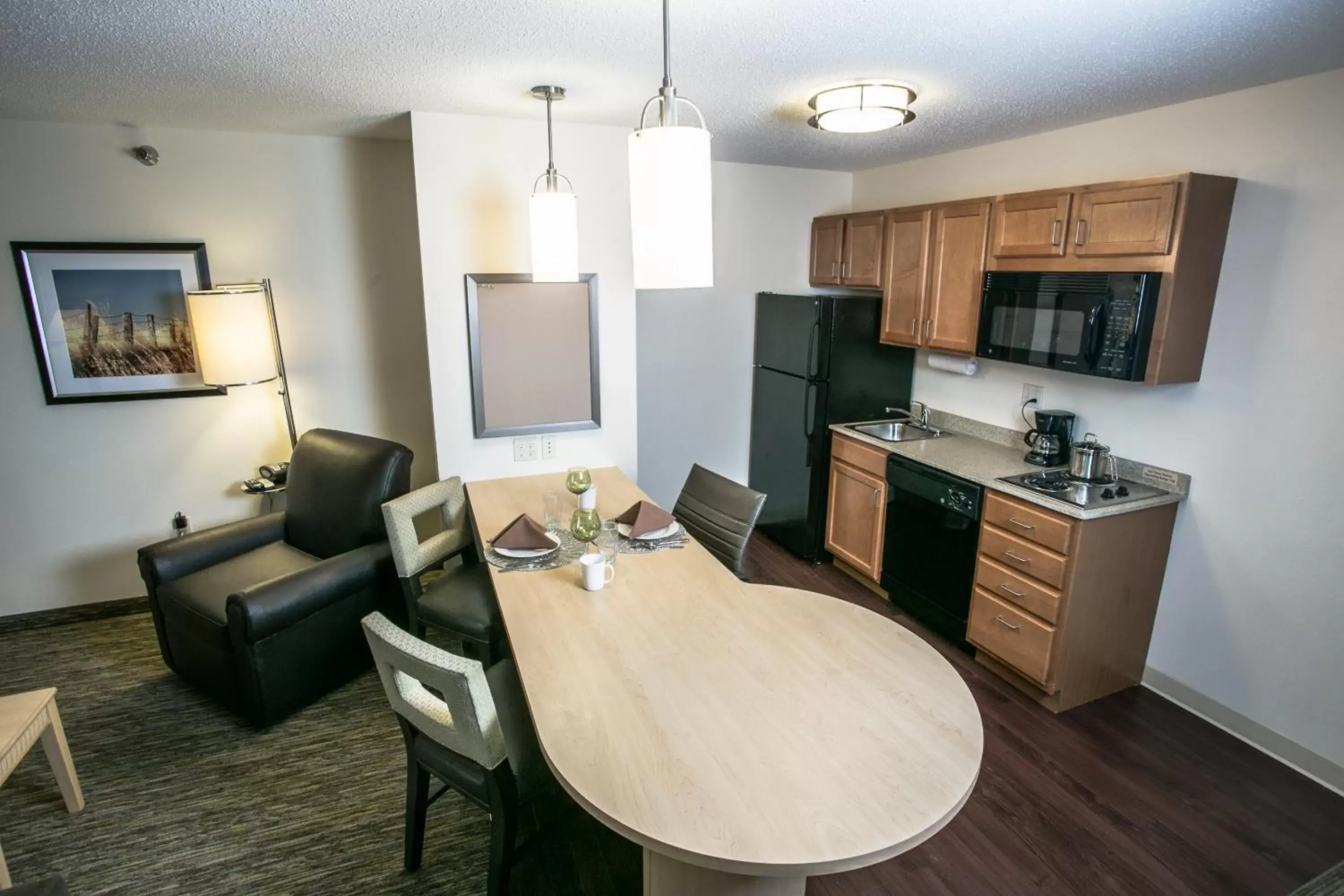 Photo of the whole room, Kitchen/Kitchenette in Candlewood Suites Fargo-North Dakota State University, an IHG Hotel