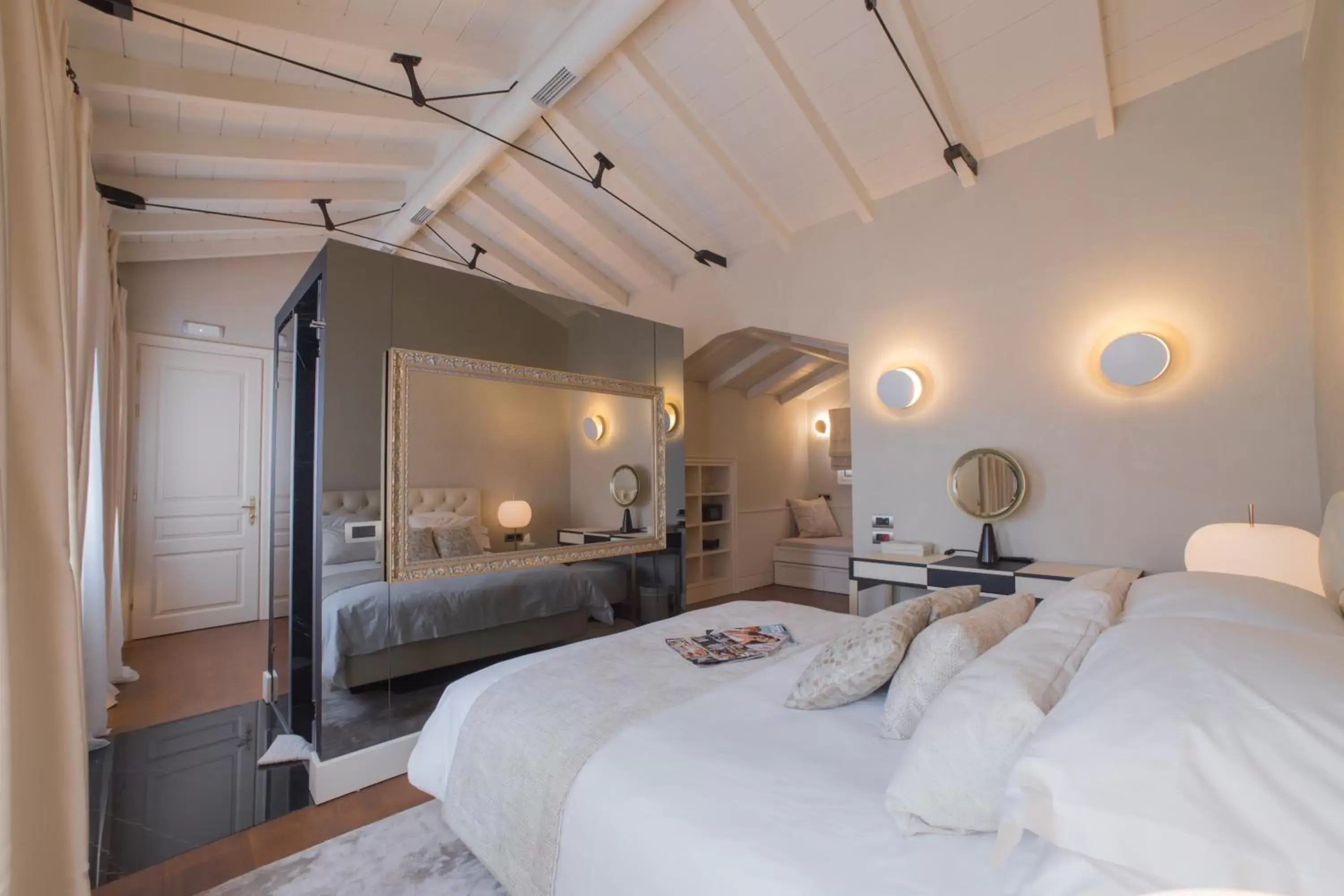 Shower, Bed in Castellano Hotel & Suites