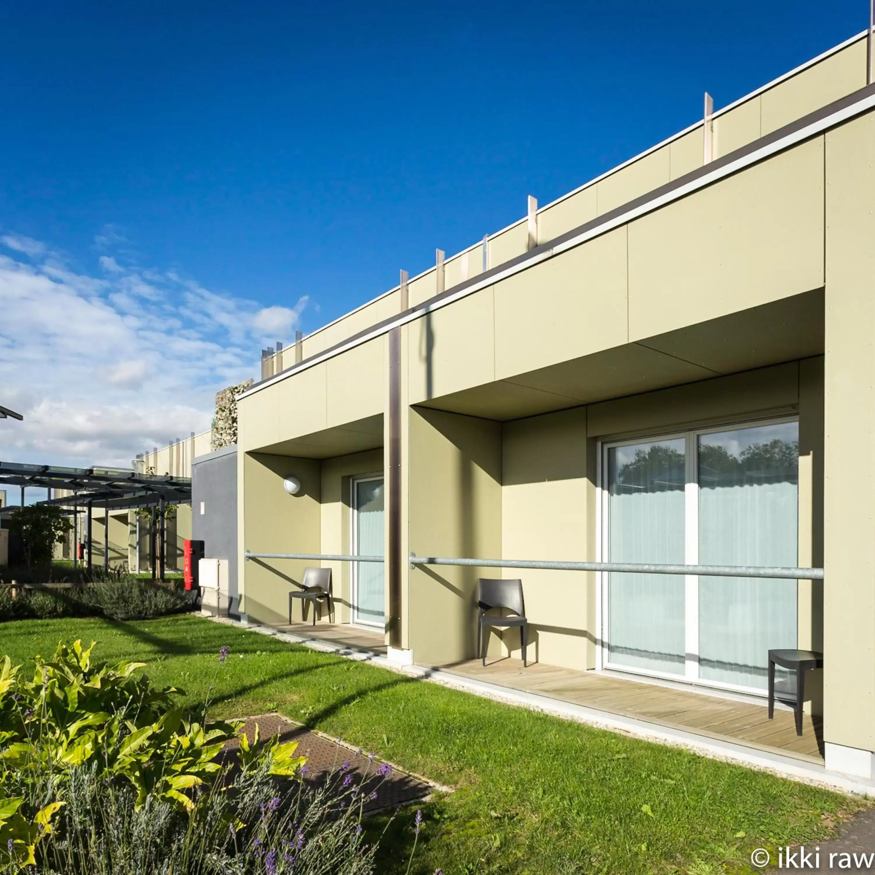 Patio, Property Building in Hotel Libera Caen Colombelles