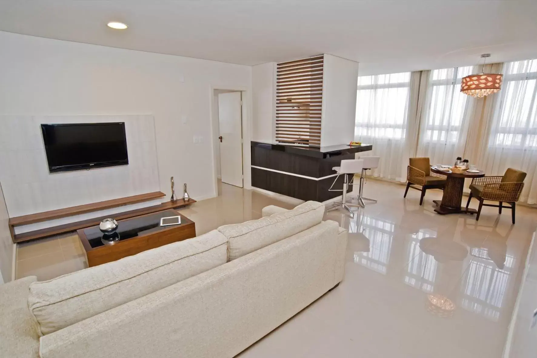 Photo of the whole room, TV/Entertainment Center in Wyndham Golden Foz Suítes