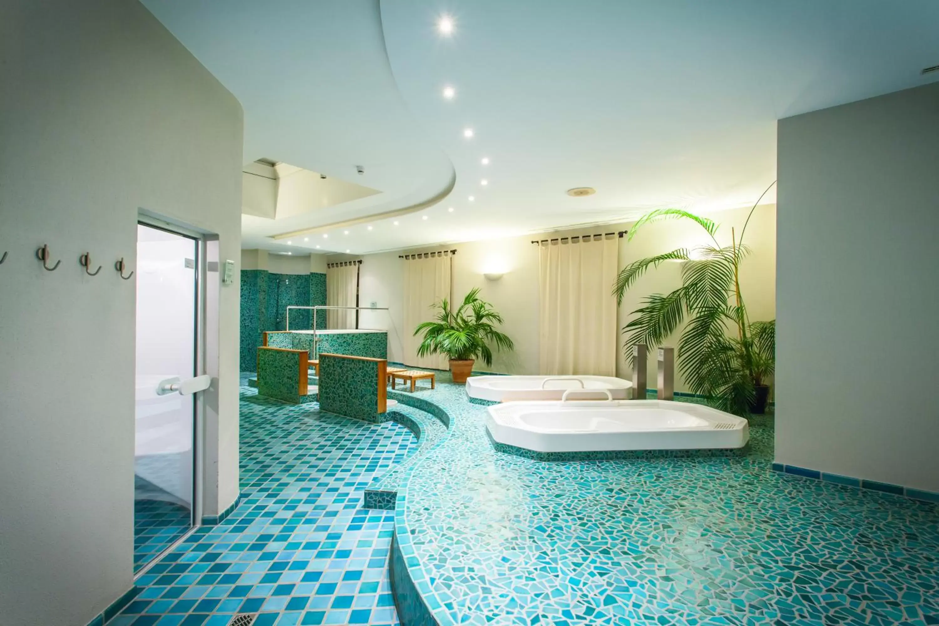 Hot Tub, Bathroom in Hotel Deutscher Hof