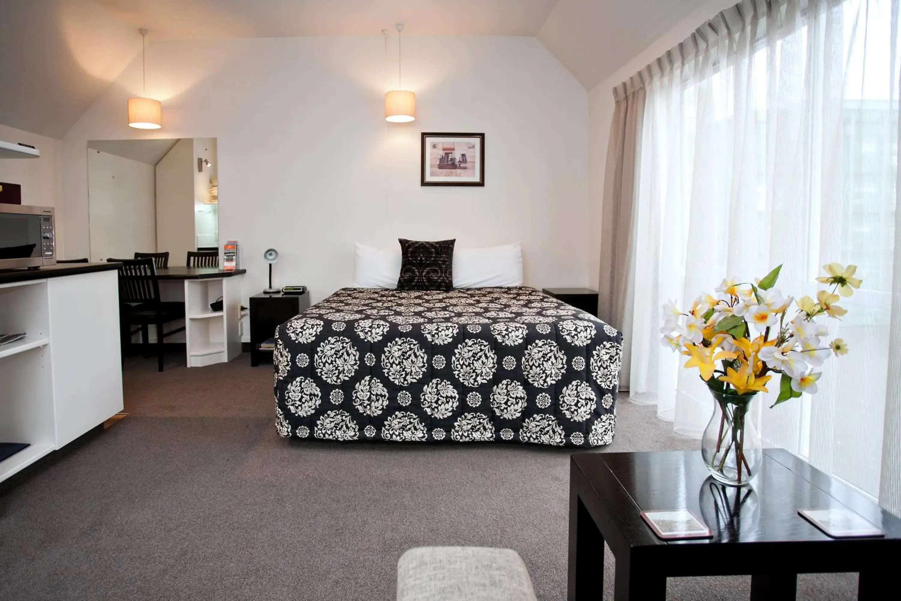 Bedroom, Bed in Cable Court Motel