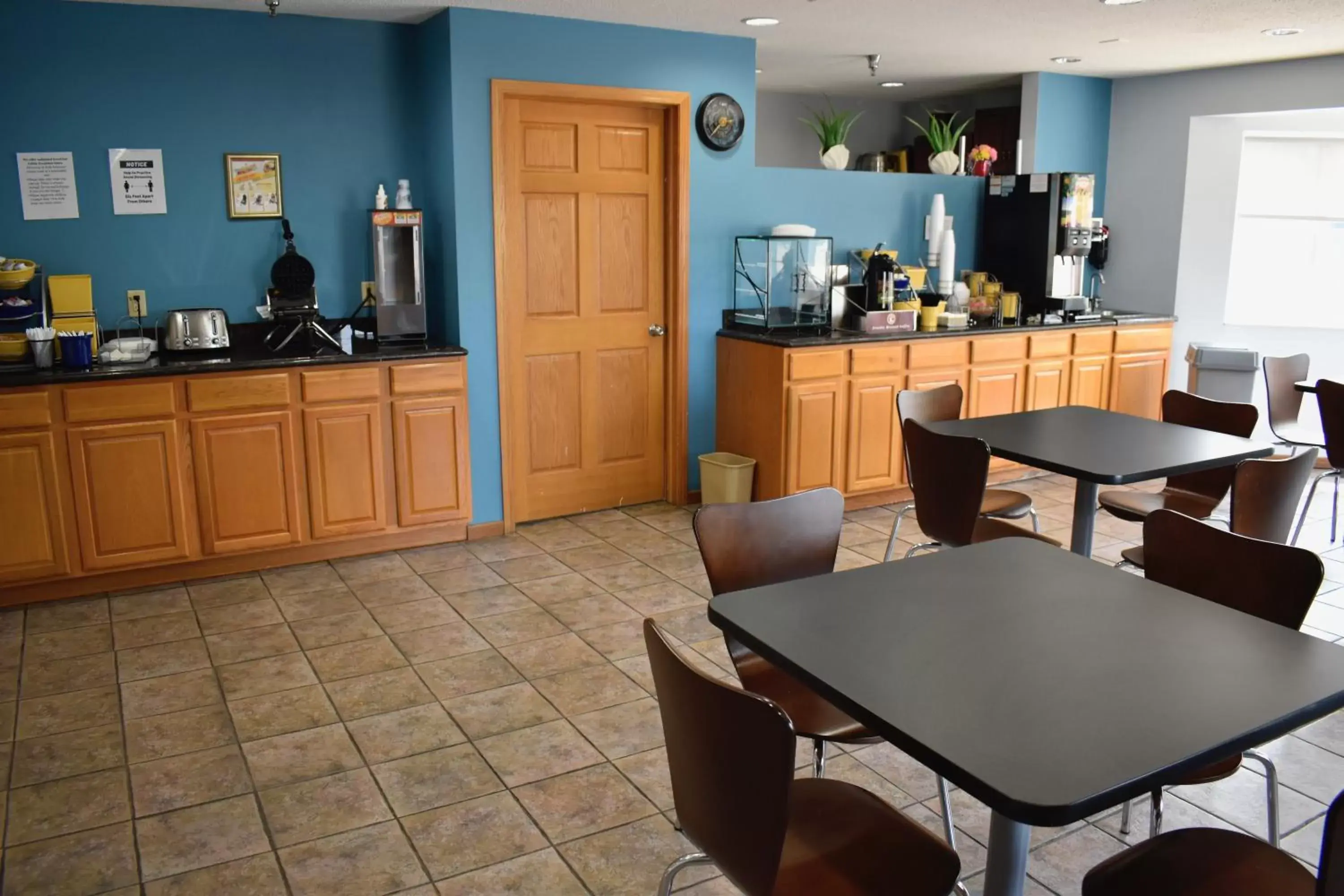 Breakfast, Kitchen/Kitchenette in Days Inn by Wyndham Sioux City