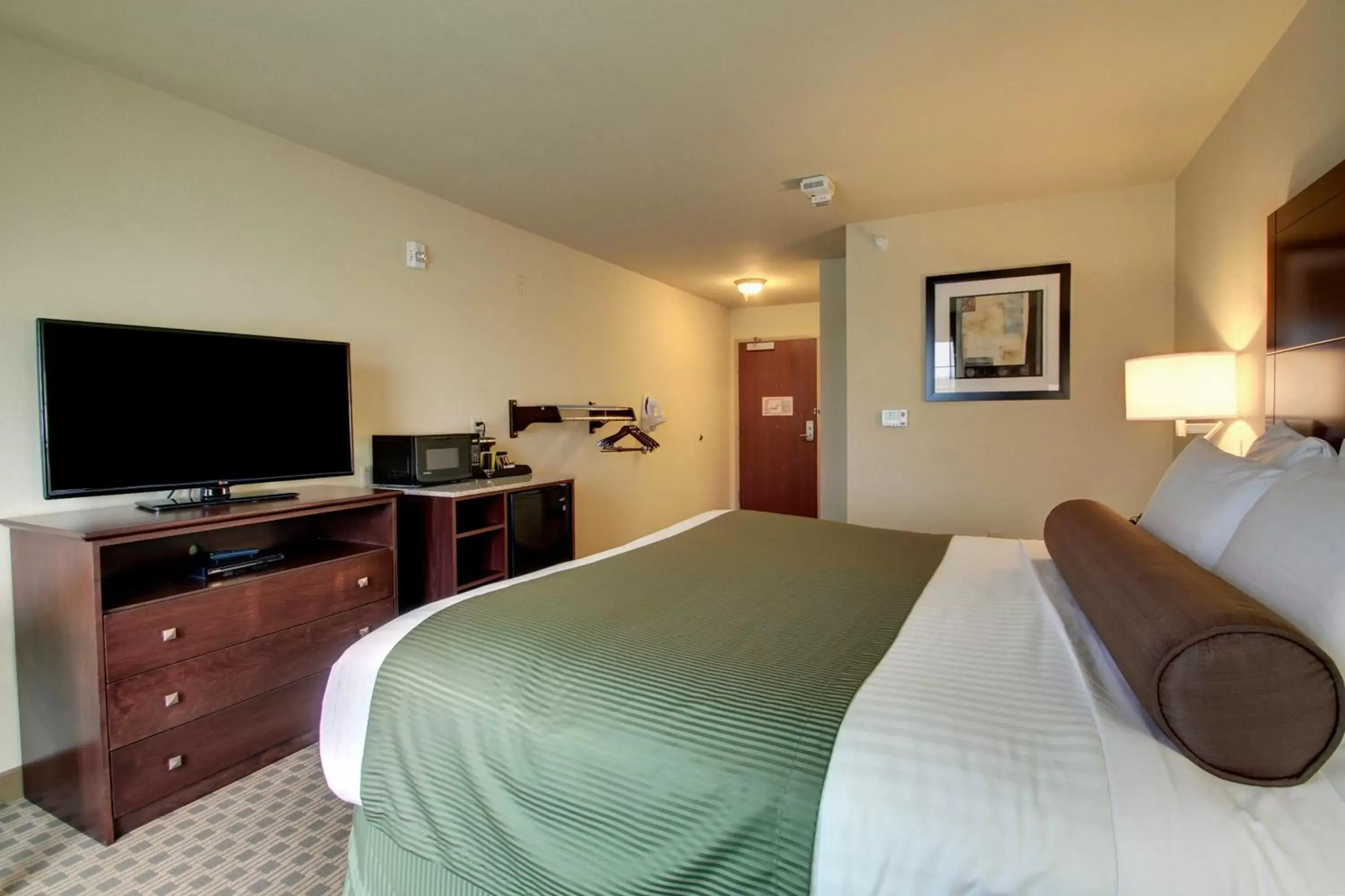 Photo of the whole room, Bed in Cobblestone Hotel & Suites - Charlestown