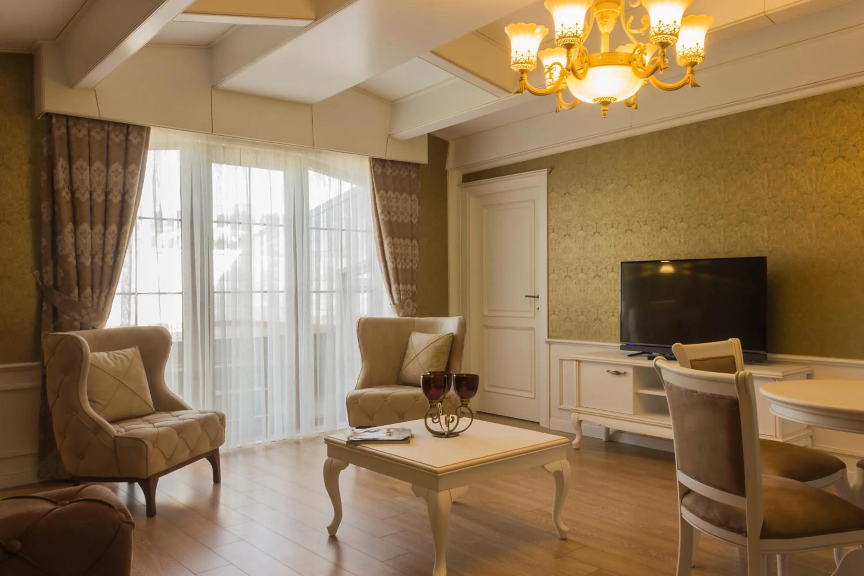 Communal lounge/ TV room in Yildiz Life Hotel