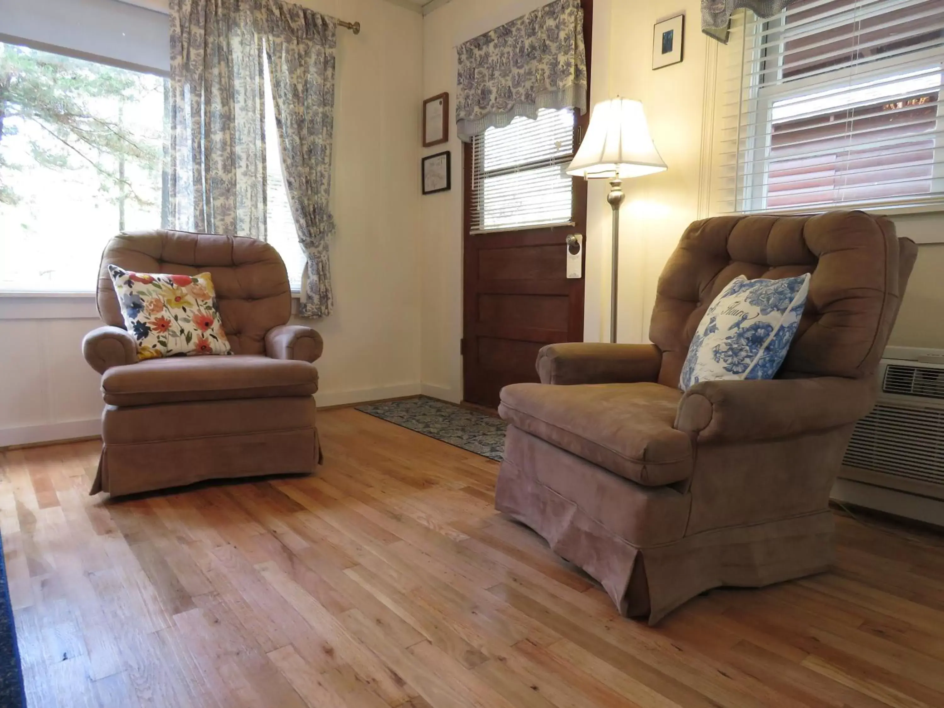 Living room, Seating Area in Tall Pines Inn