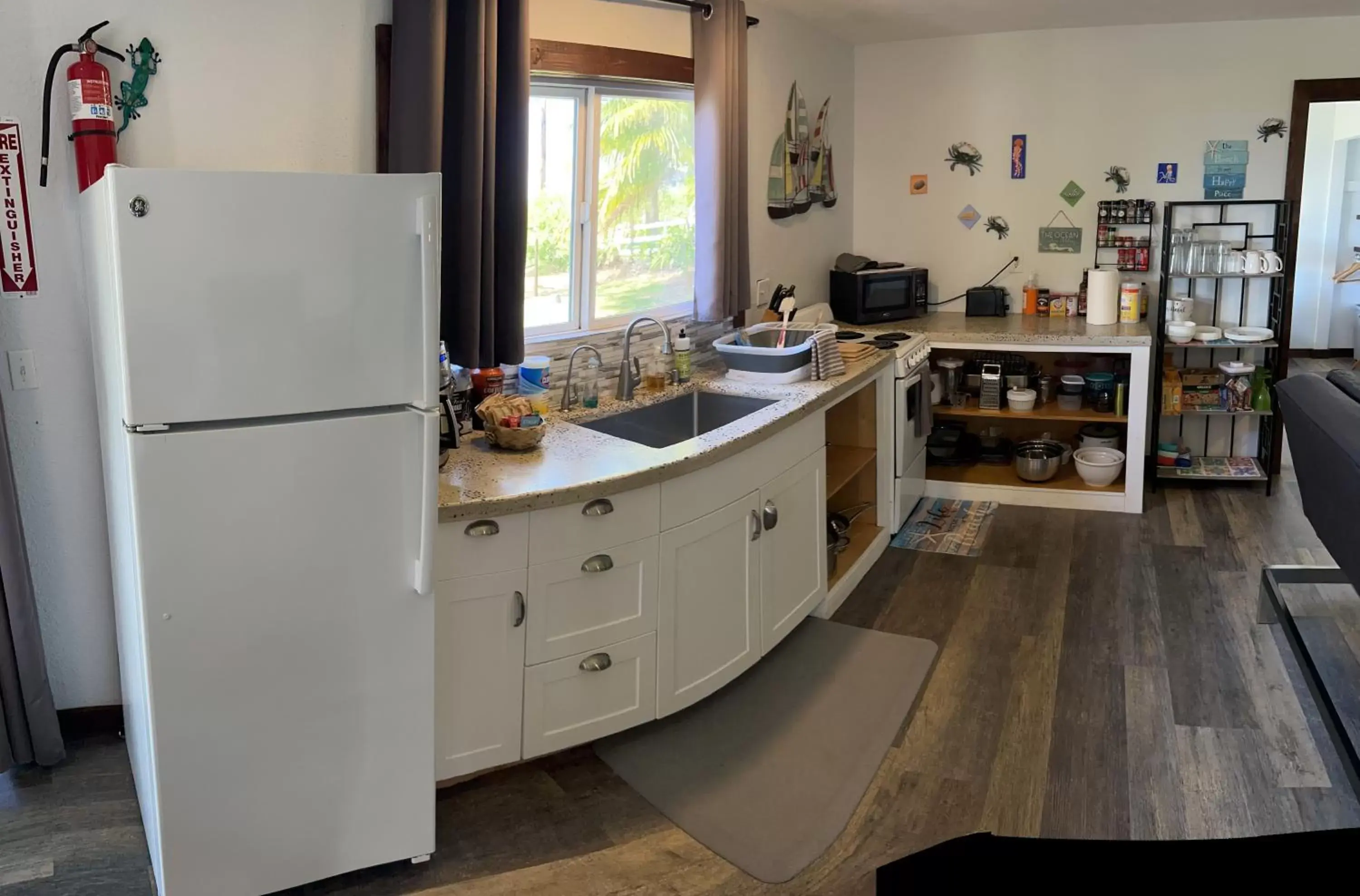 Kitchen/Kitchenette in God's Peace of Maui