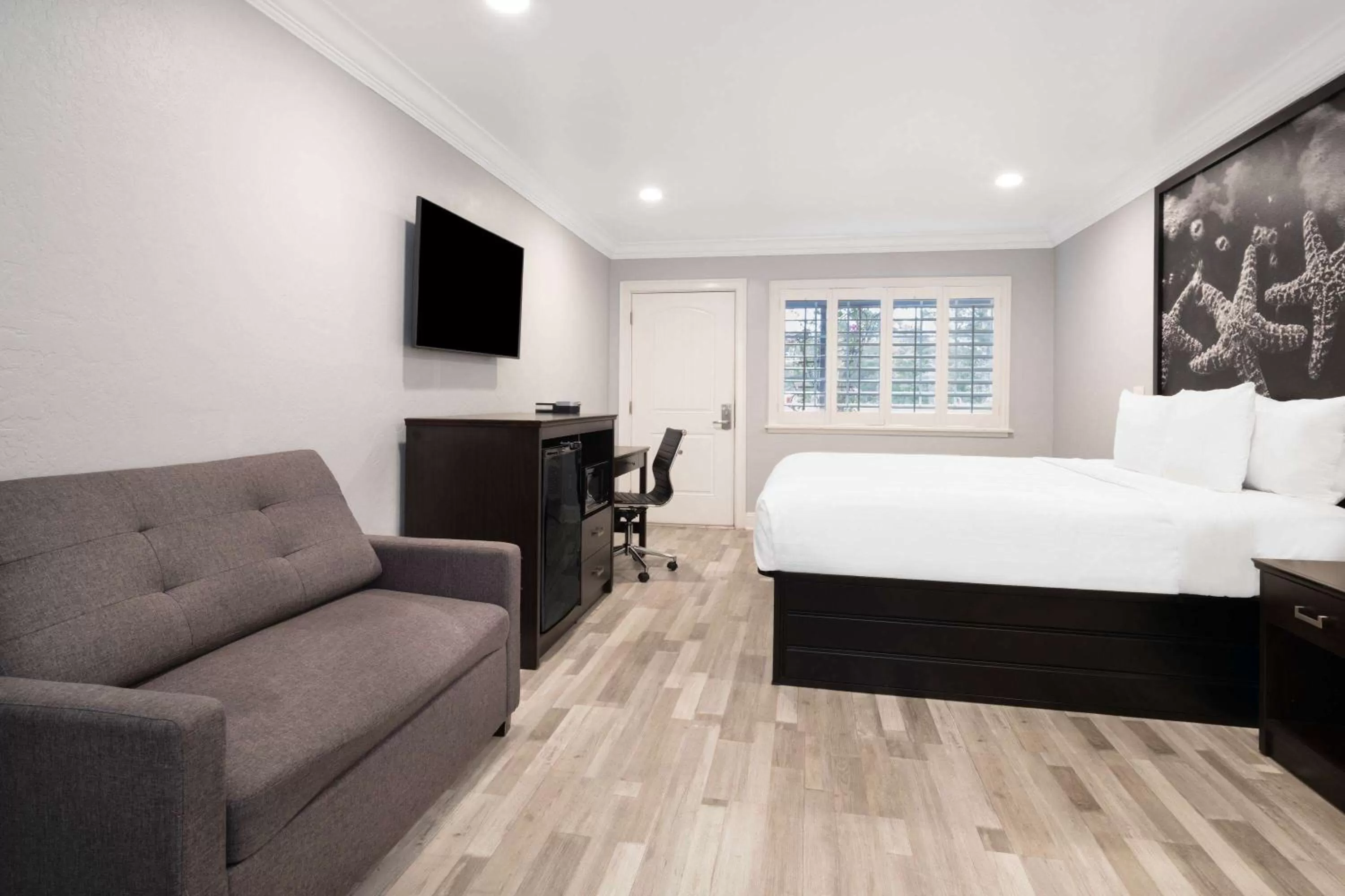 Photo of the whole room, Bed in Aura Inn Monterey