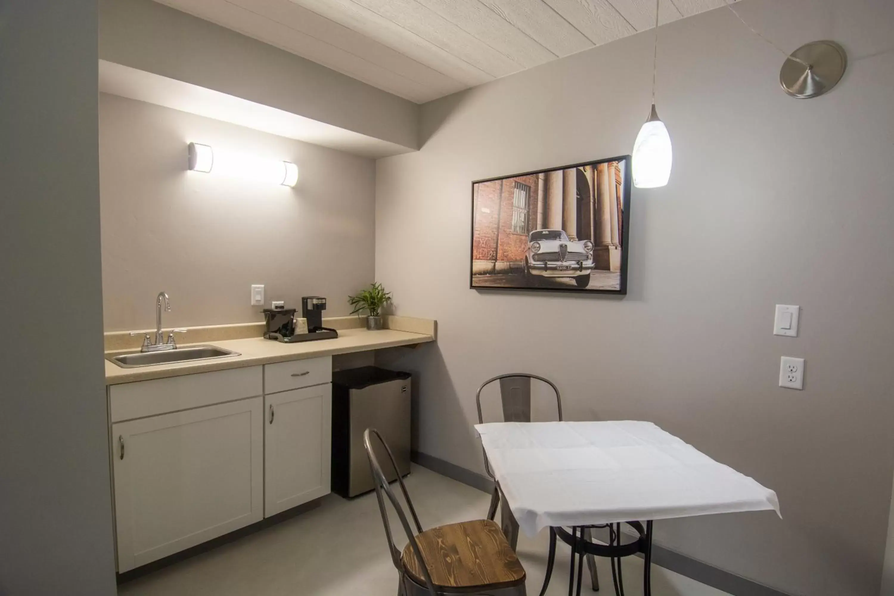 Kitchen or kitchenette, Dining Area in Americana Modern Hotel