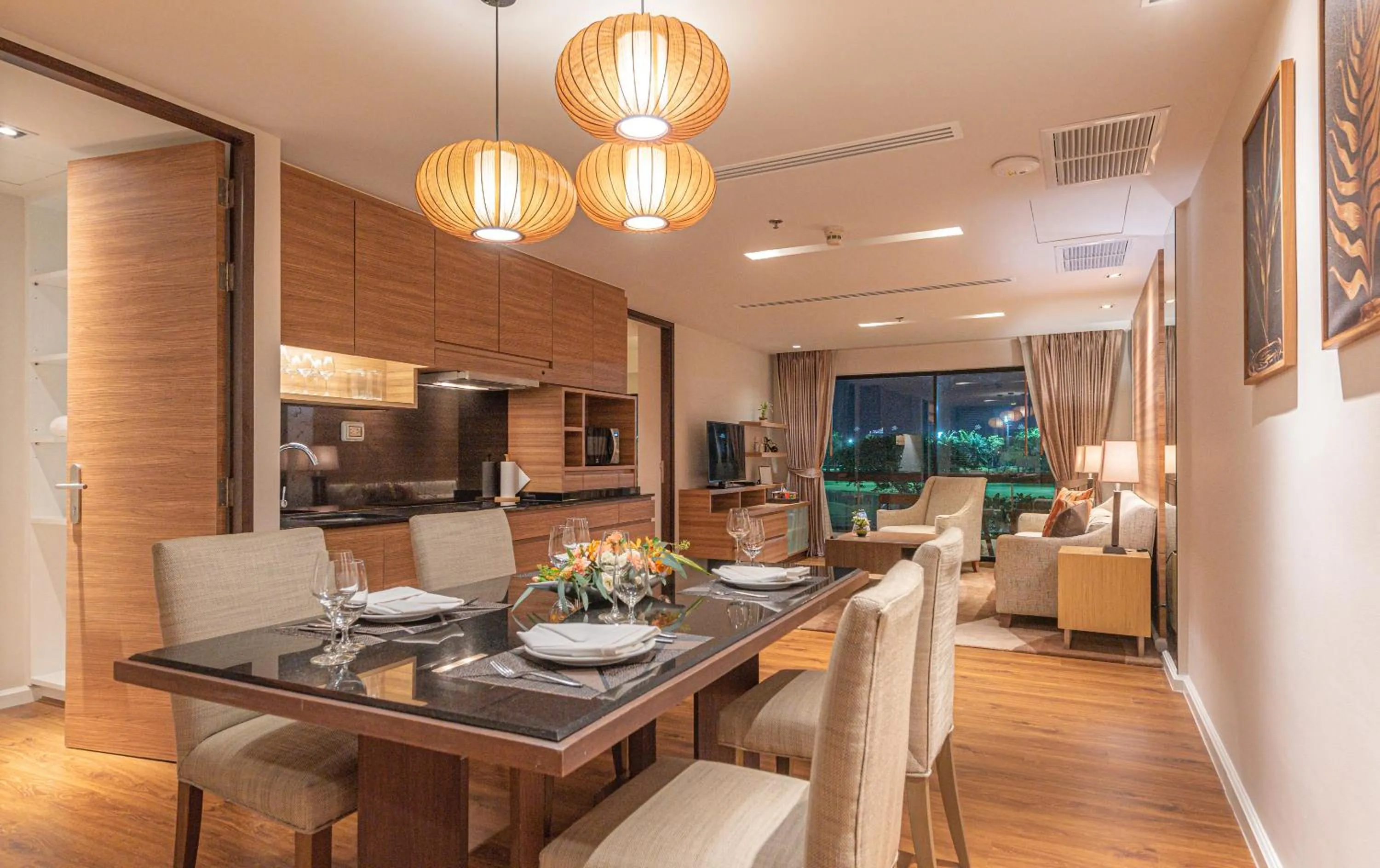 Dining area in Summit Windmill Golf Suite Hotel at Suvarnabhumi