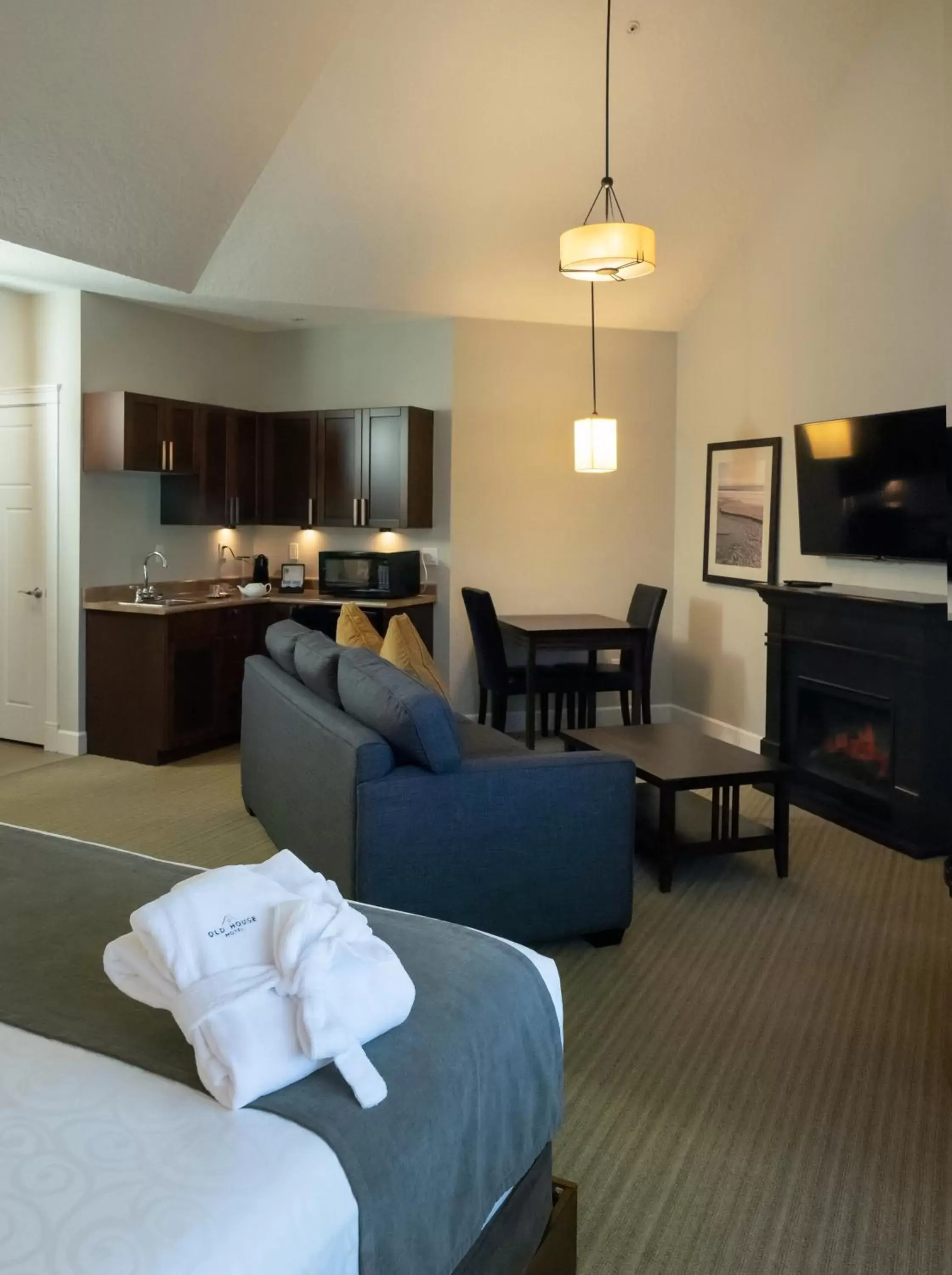 Kitchen or kitchenette, Seating Area in Old House Hotel & Spa