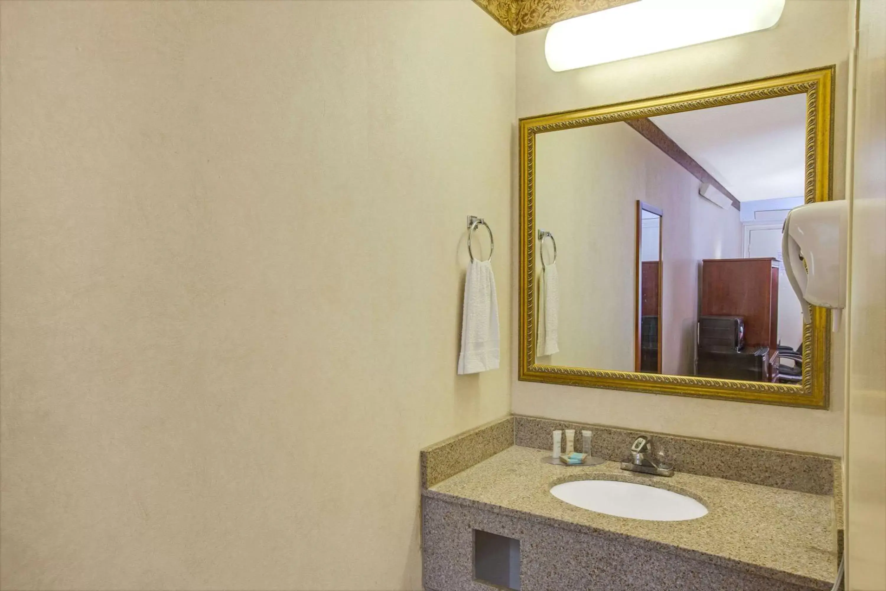 Photo of the whole room, Bathroom in Travelodge by Wyndham Parsippany