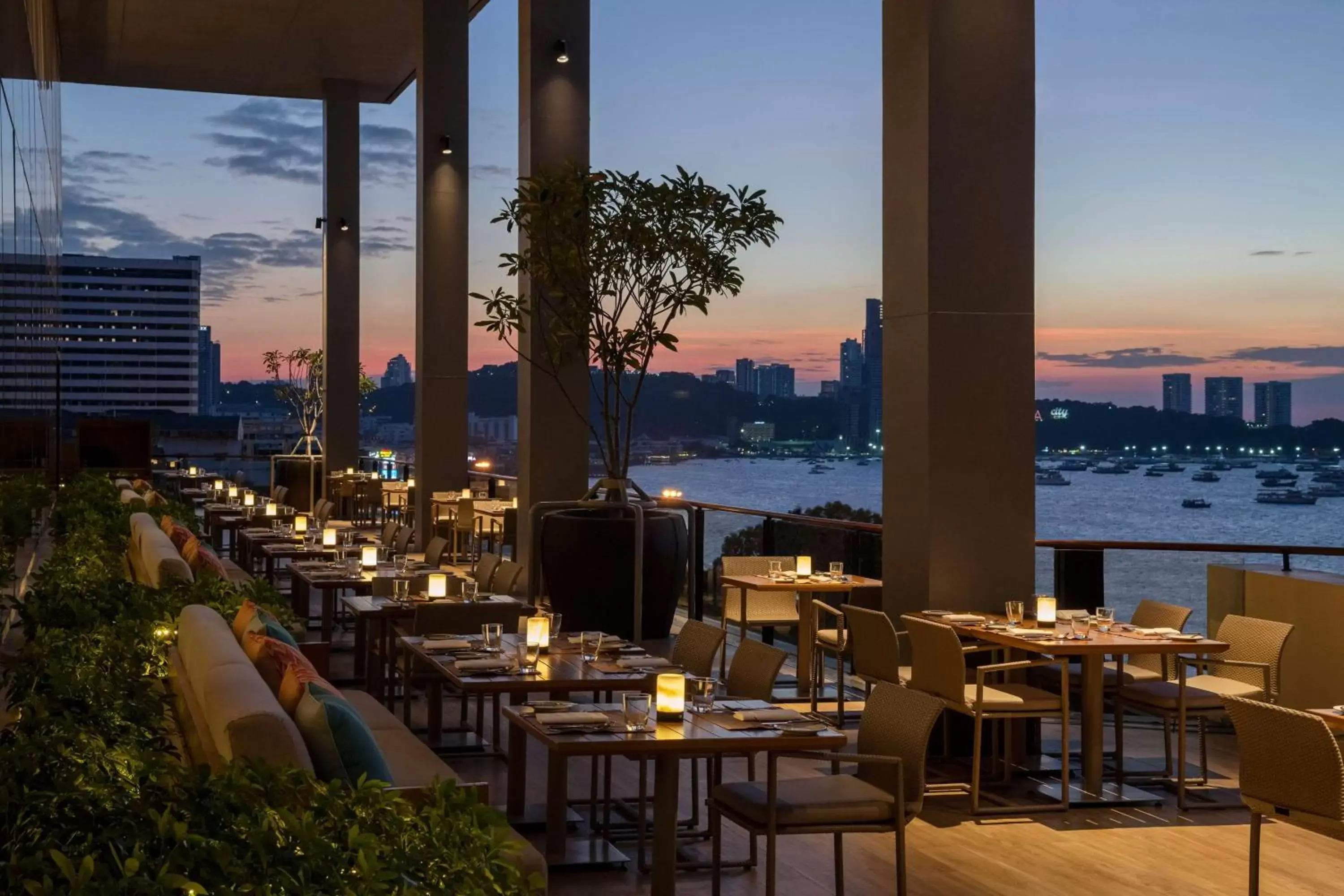 Restaurant/places to eat in Hilton Pattaya Restaurant/places to eat in Hilton Pattaya