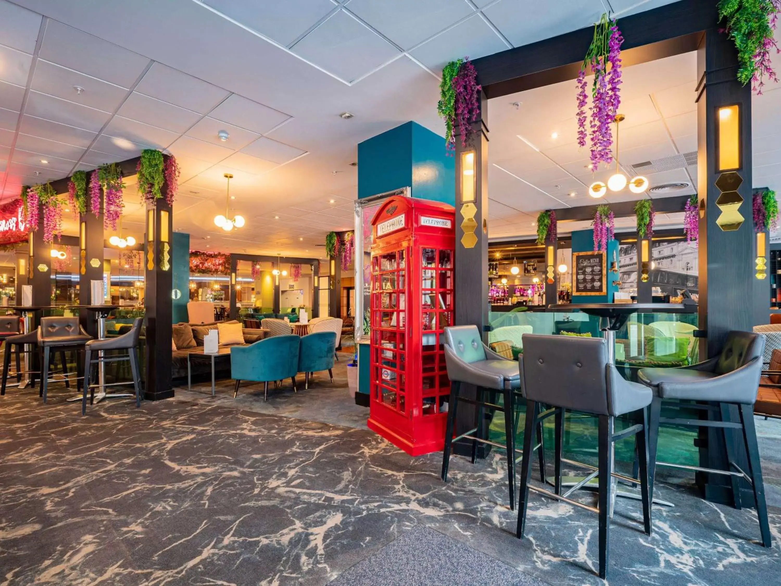Lounge or bar, Restaurant/Places to Eat in Novotel London West