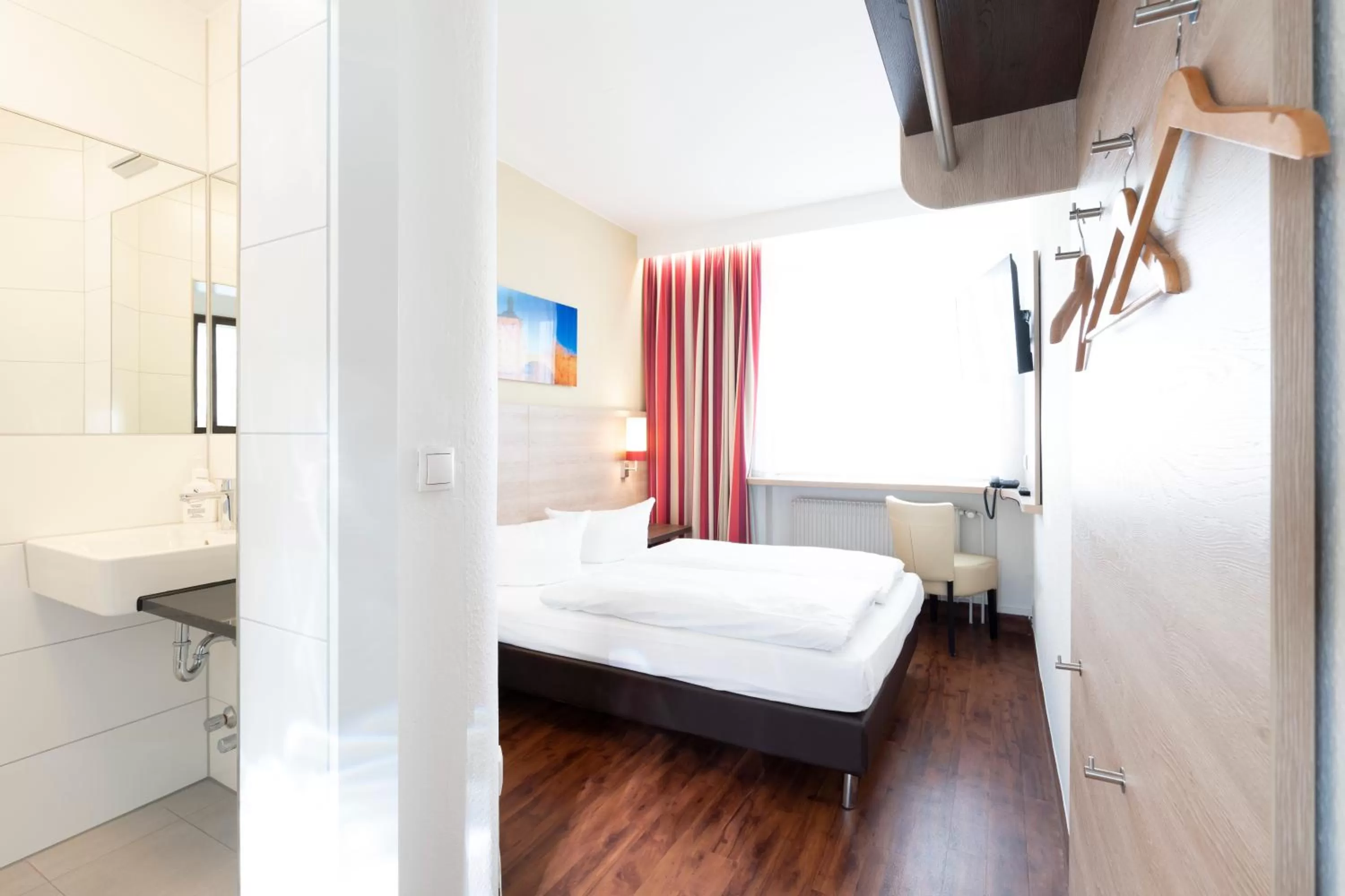 Photo of the whole room, Bed in Hotel National