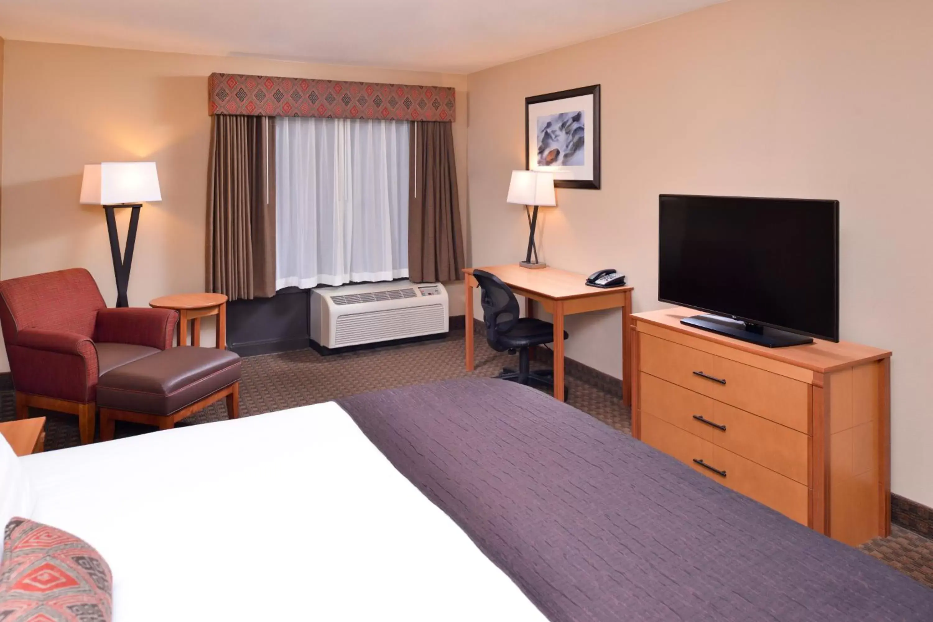 Seating area, TV/Entertainment Center in Best Western Plus Olympic Inn