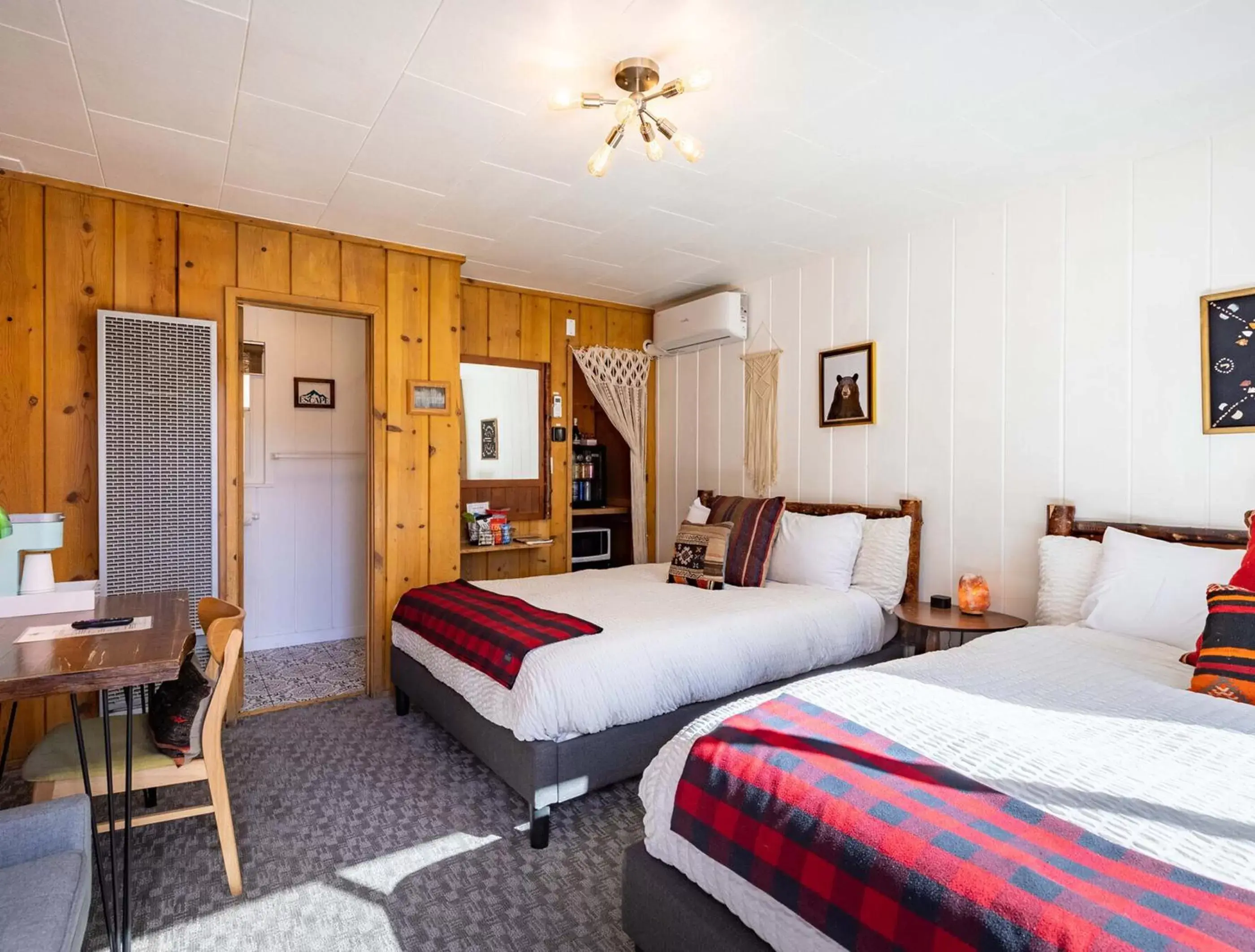 Bed in Grand Pine Cabins Bed in Grand Pine Cabins