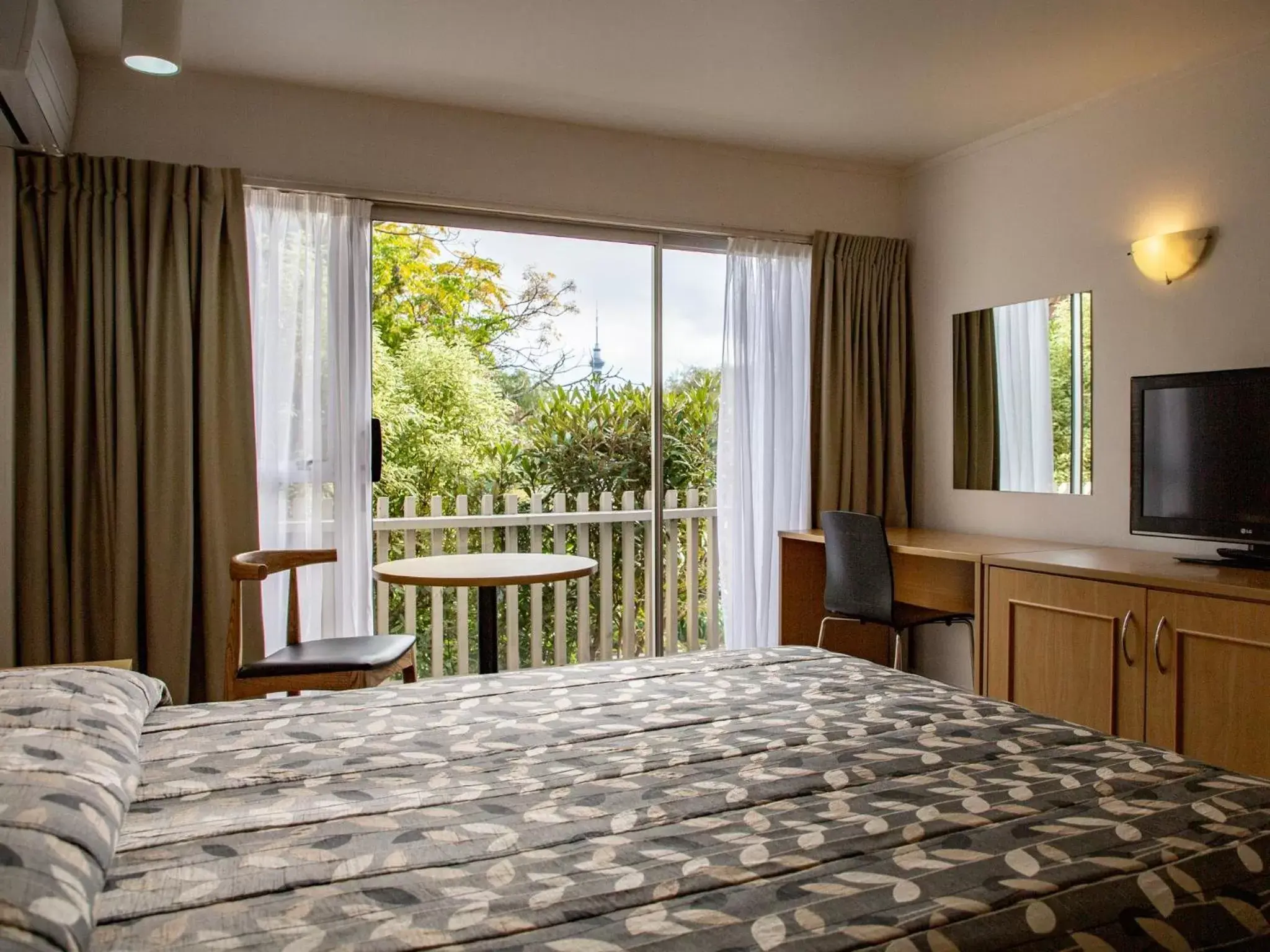 Balcony/Terrace, Bed in Auckland Rose Park Hotel