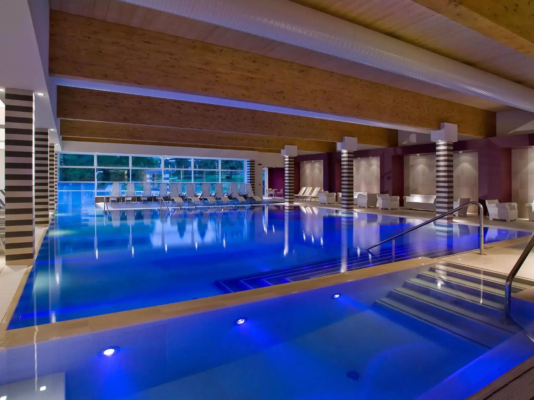 Swimming Pool in Hotel Mioni Pezzato