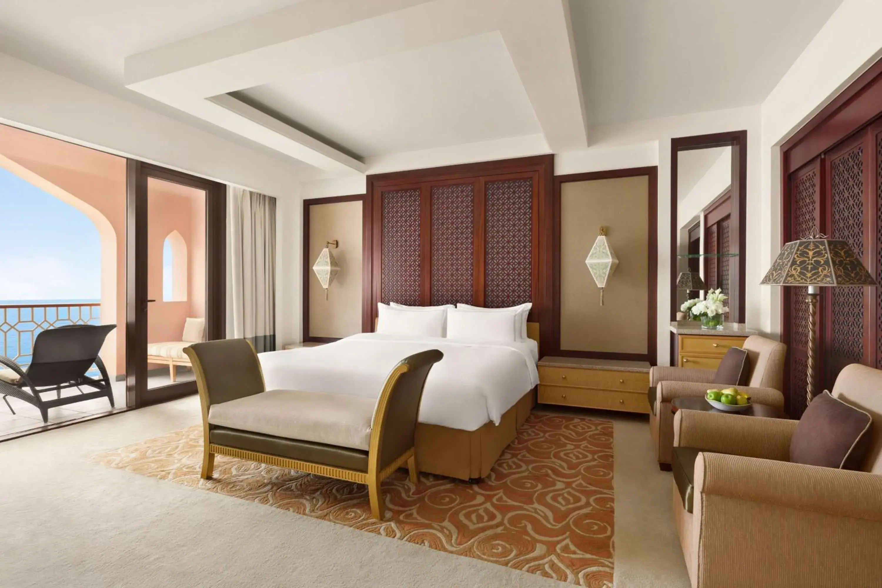 Photo of the whole room, Bed in Shangri-La Al Husn Resort & Spa