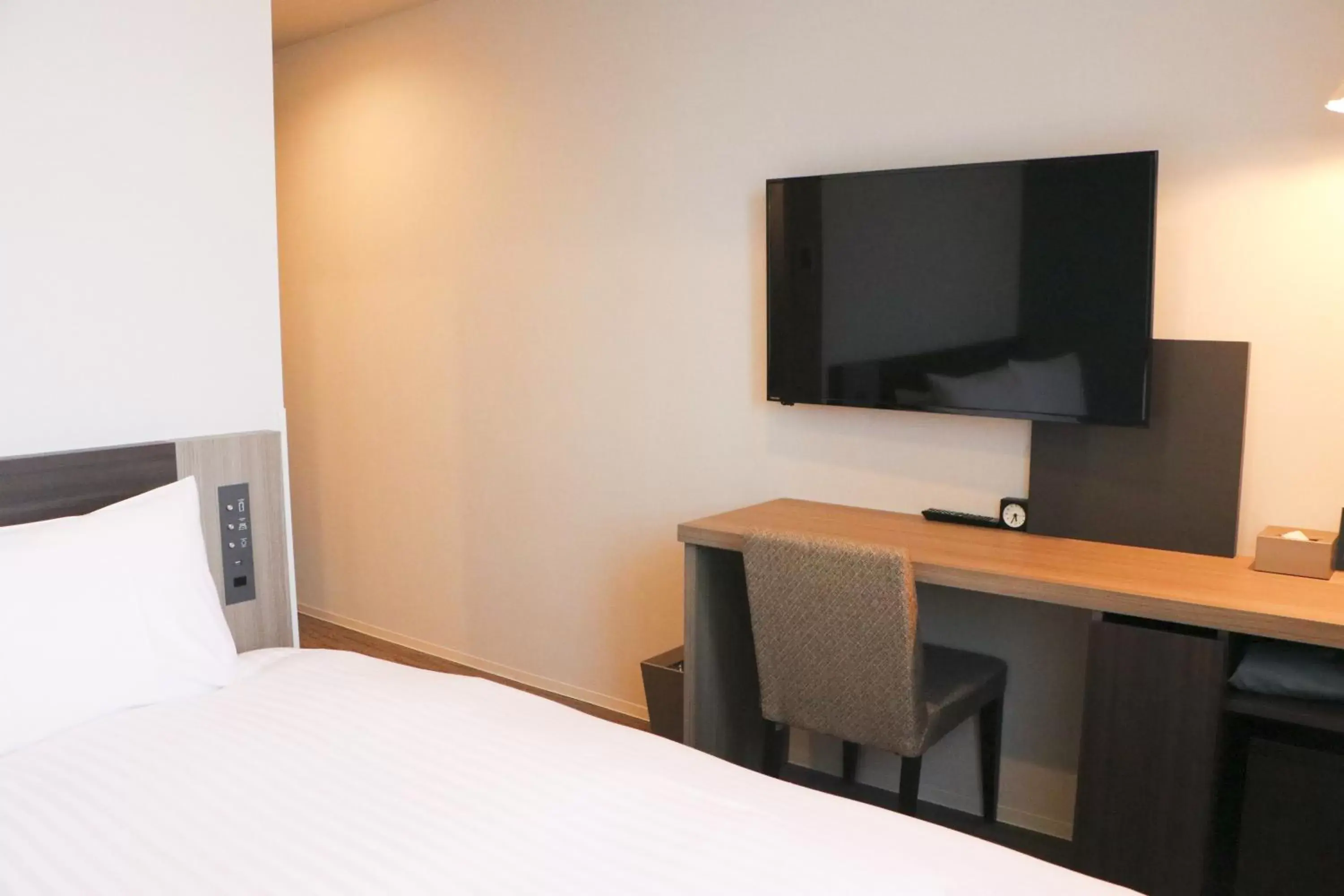 Photo of the whole room, TV/Entertainment Center in Hotel M's Est Nanajo