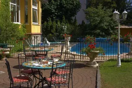 Swimming Pool in Hotel Restaurant Du Parc