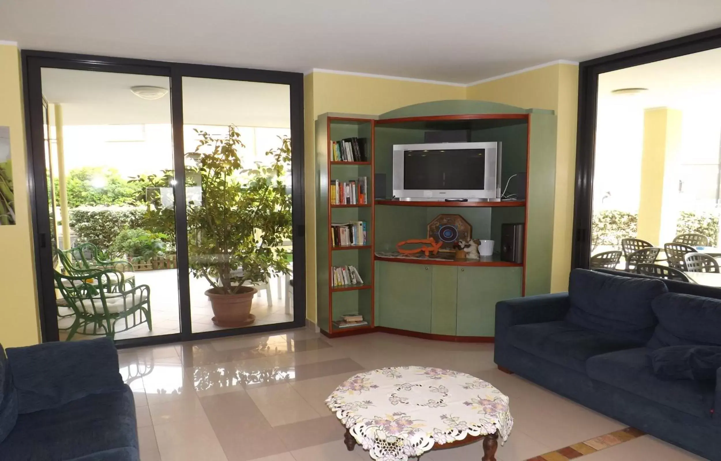 Communal lounge/ TV room, Seating Area in Hotel Villa Claudia