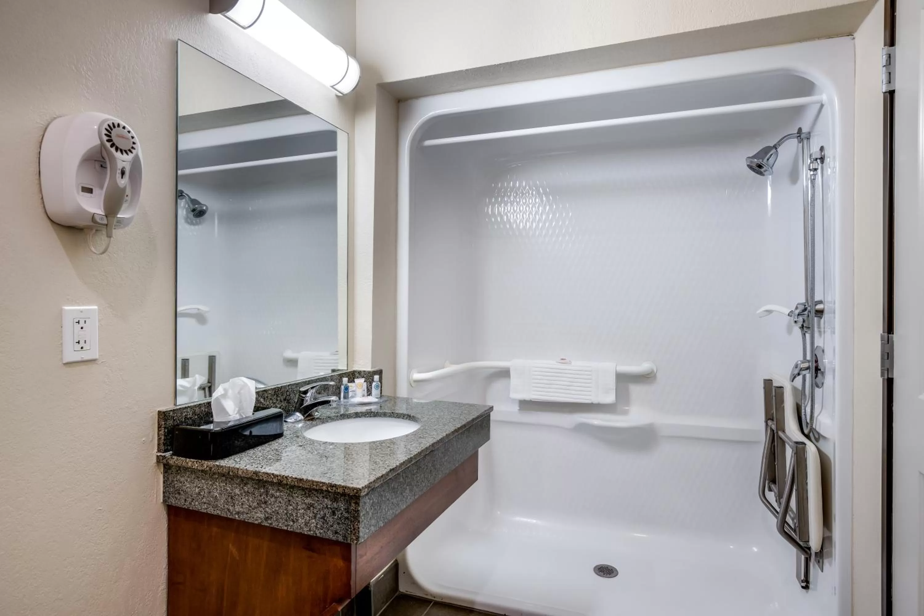 Bath in Comfort Inn Bonner Springs Kansas City