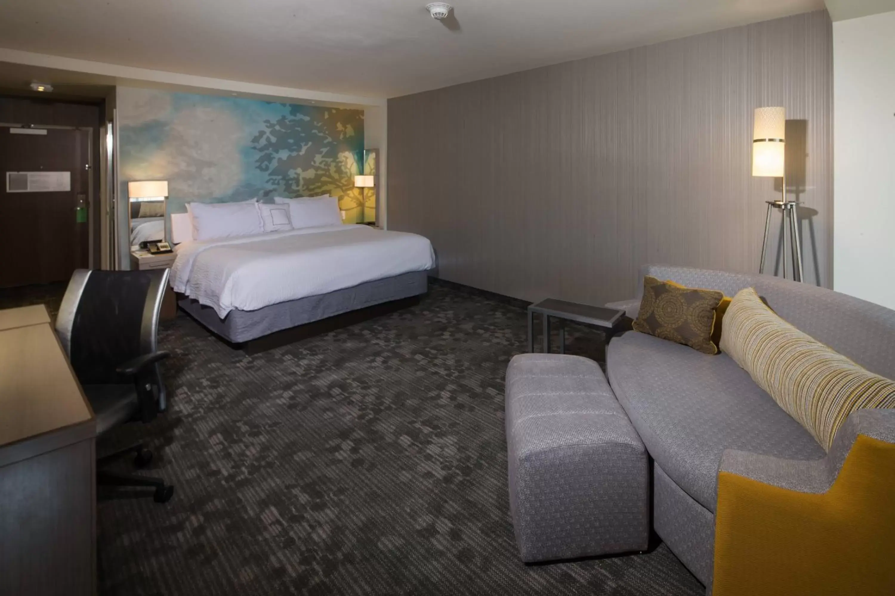 Photo of the whole room, Bed in Courtyard by Marriott Battle Creek