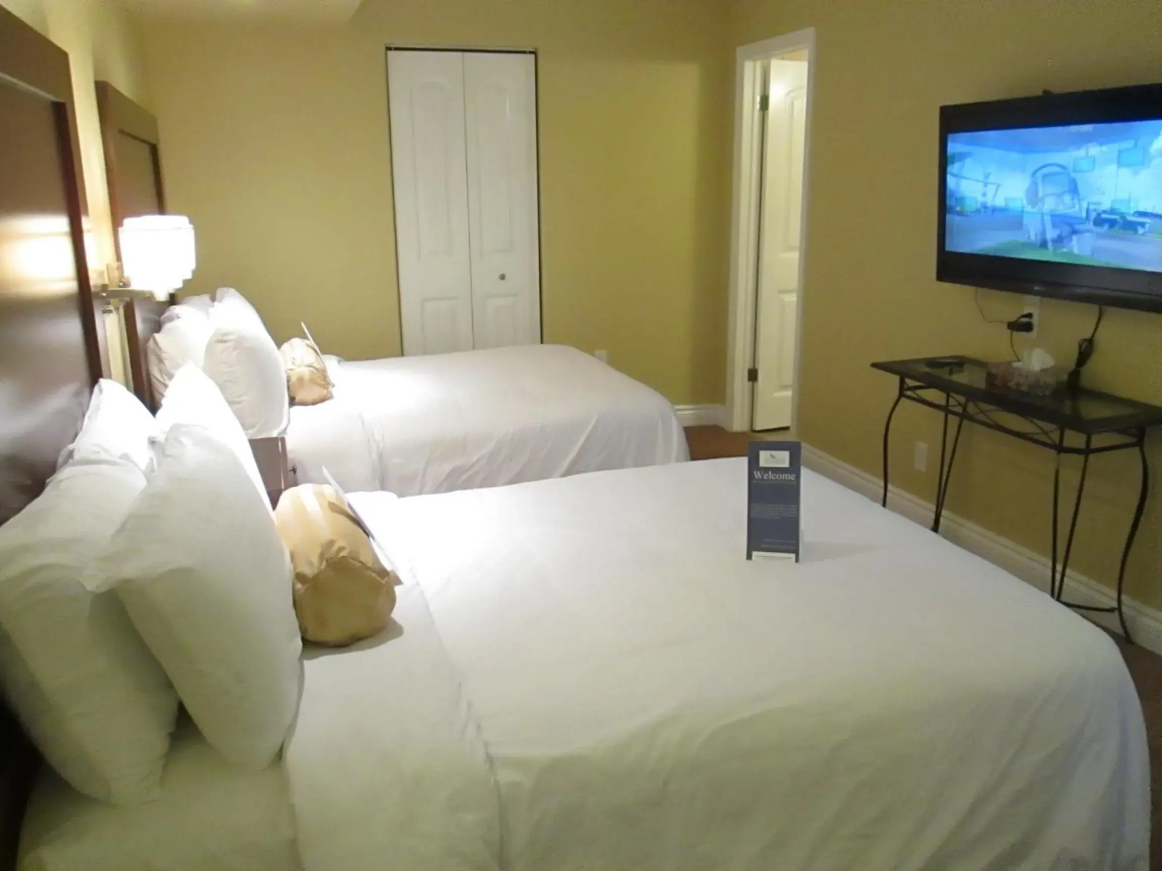 TV and multimedia, Bed in Bayside Inn & Waterfront Suites TV and multimedia, Bed in Bayside Inn & Waterfront Suites