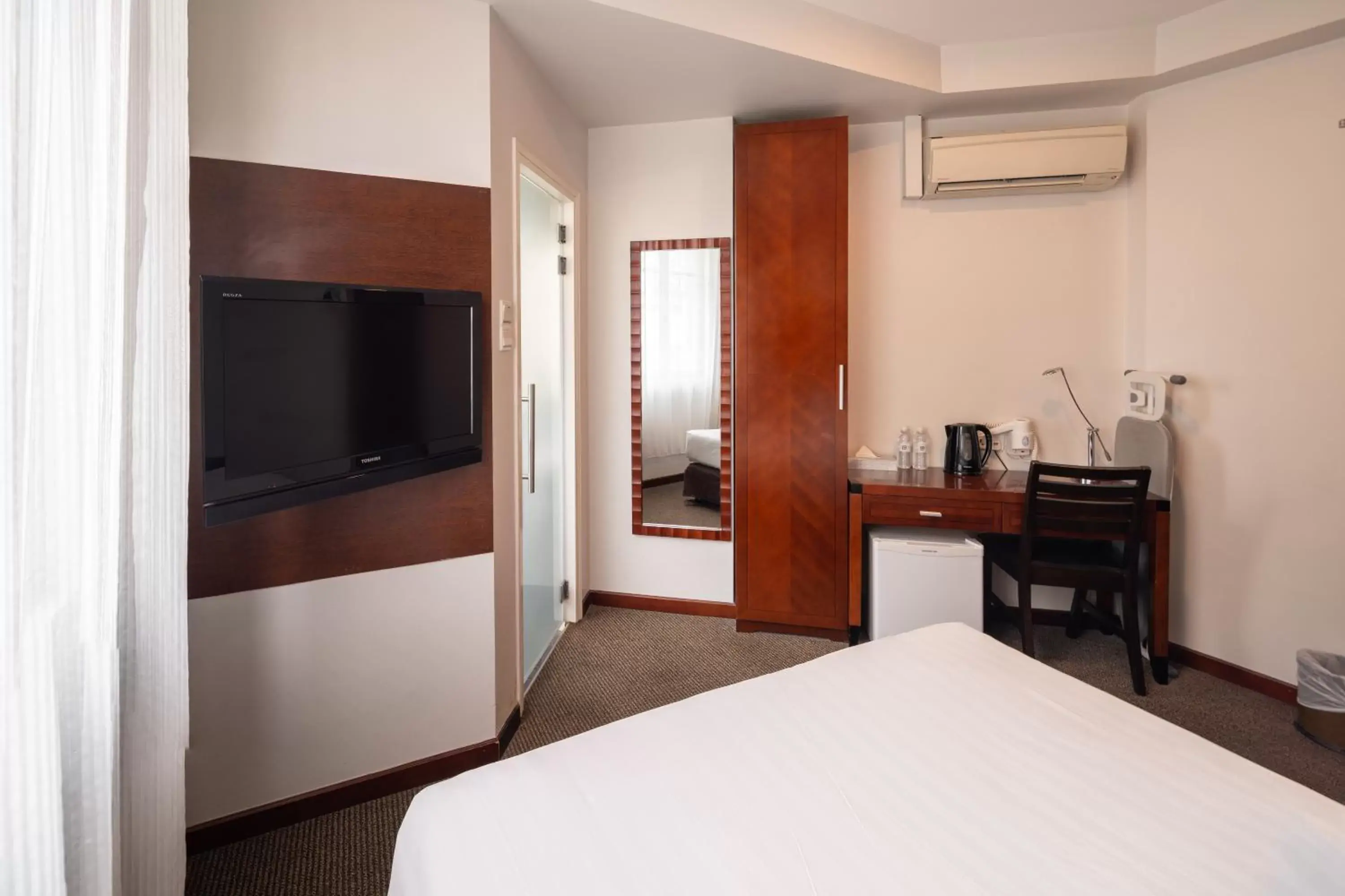 Bedroom, TV/Entertainment Center in The Quay Hotel West Coast