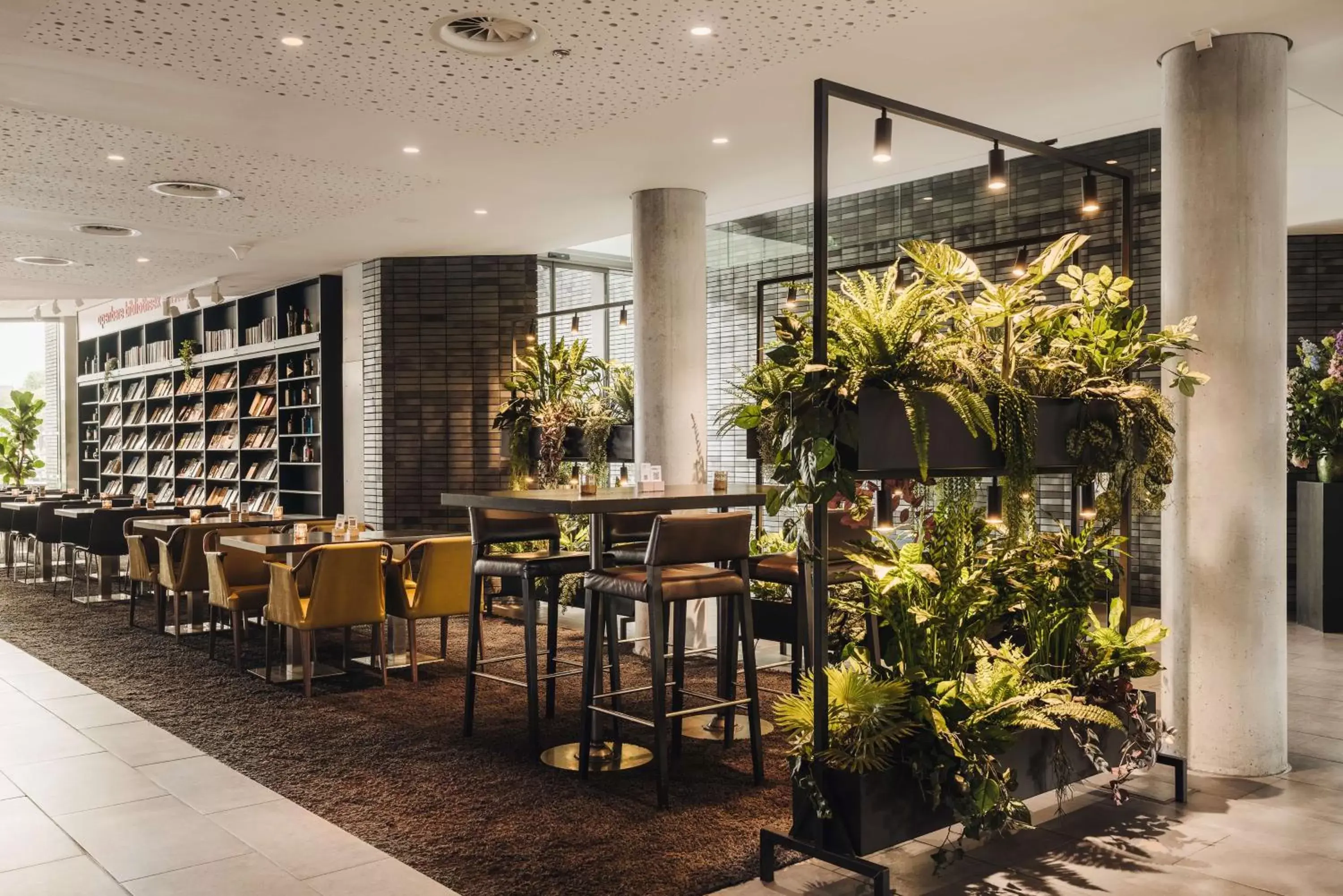 Lobby or reception, Restaurant/Places to Eat in DoubleTree by Hilton Amsterdam Centraal Station