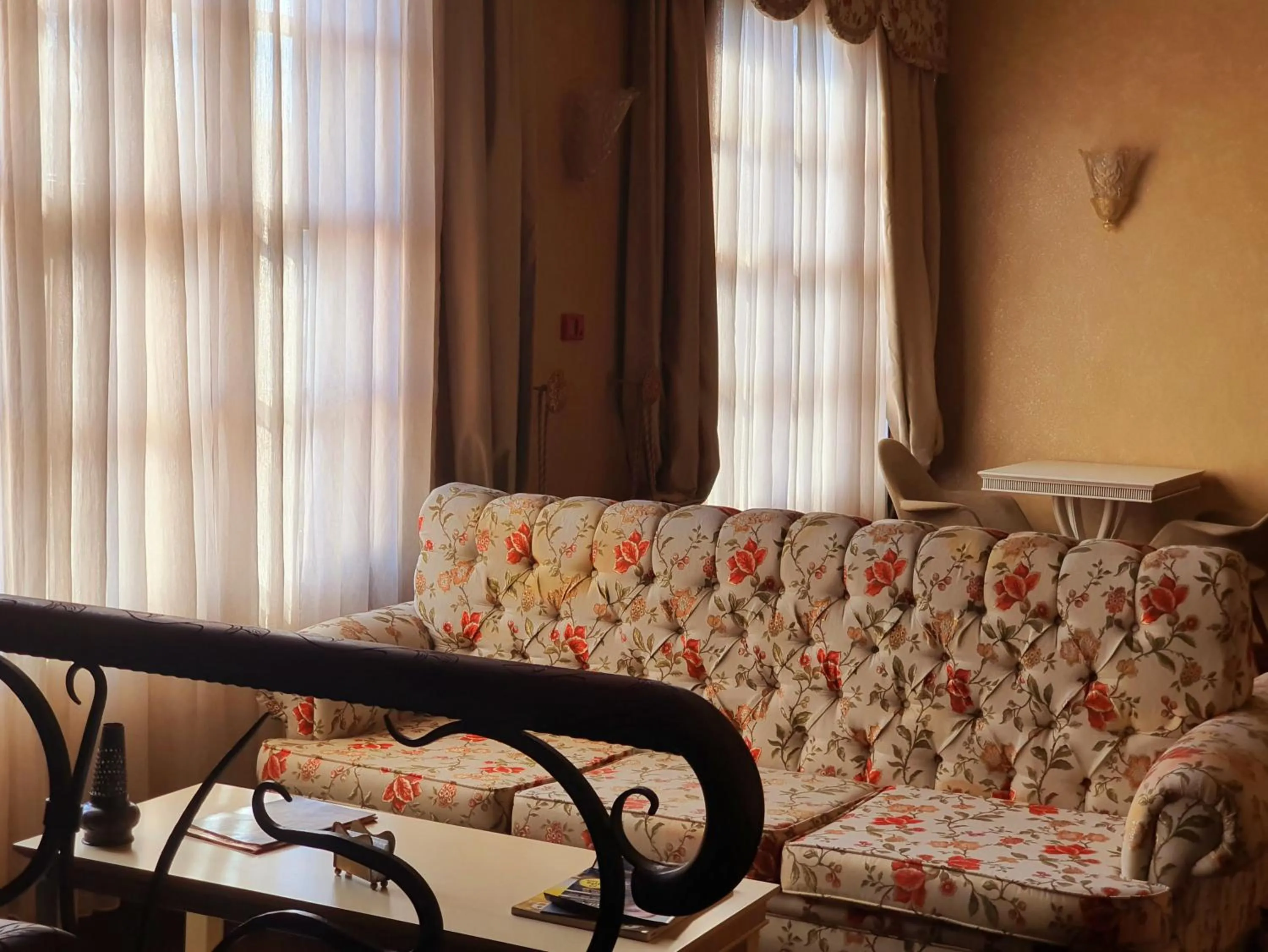 Communal lounge/ TV room in Eski Masal Hotel - Special Class