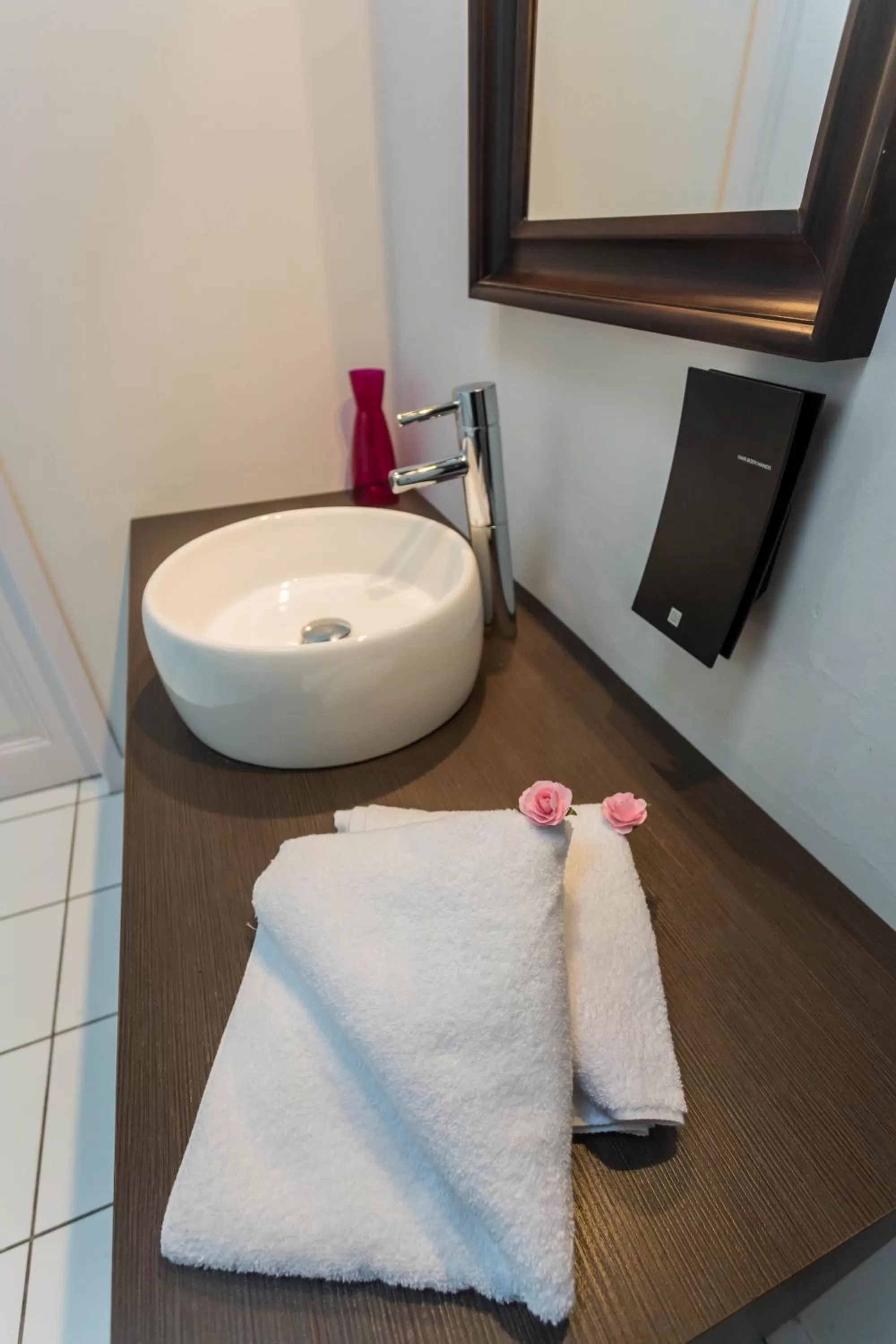 Bathroom in CÔTE GARONNE le BALCON DES DAMES -hôtel et restaurant- Tonneins Fauillet Marmande - vue panoramique bord de Garonne chambres climatisées