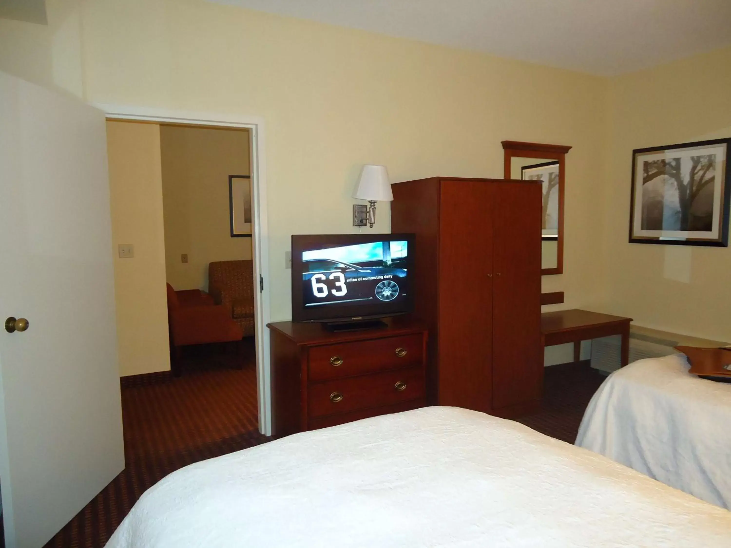 Bedroom, TV/Entertainment Center in Hampton Inn Baltimore/Glen Burnie