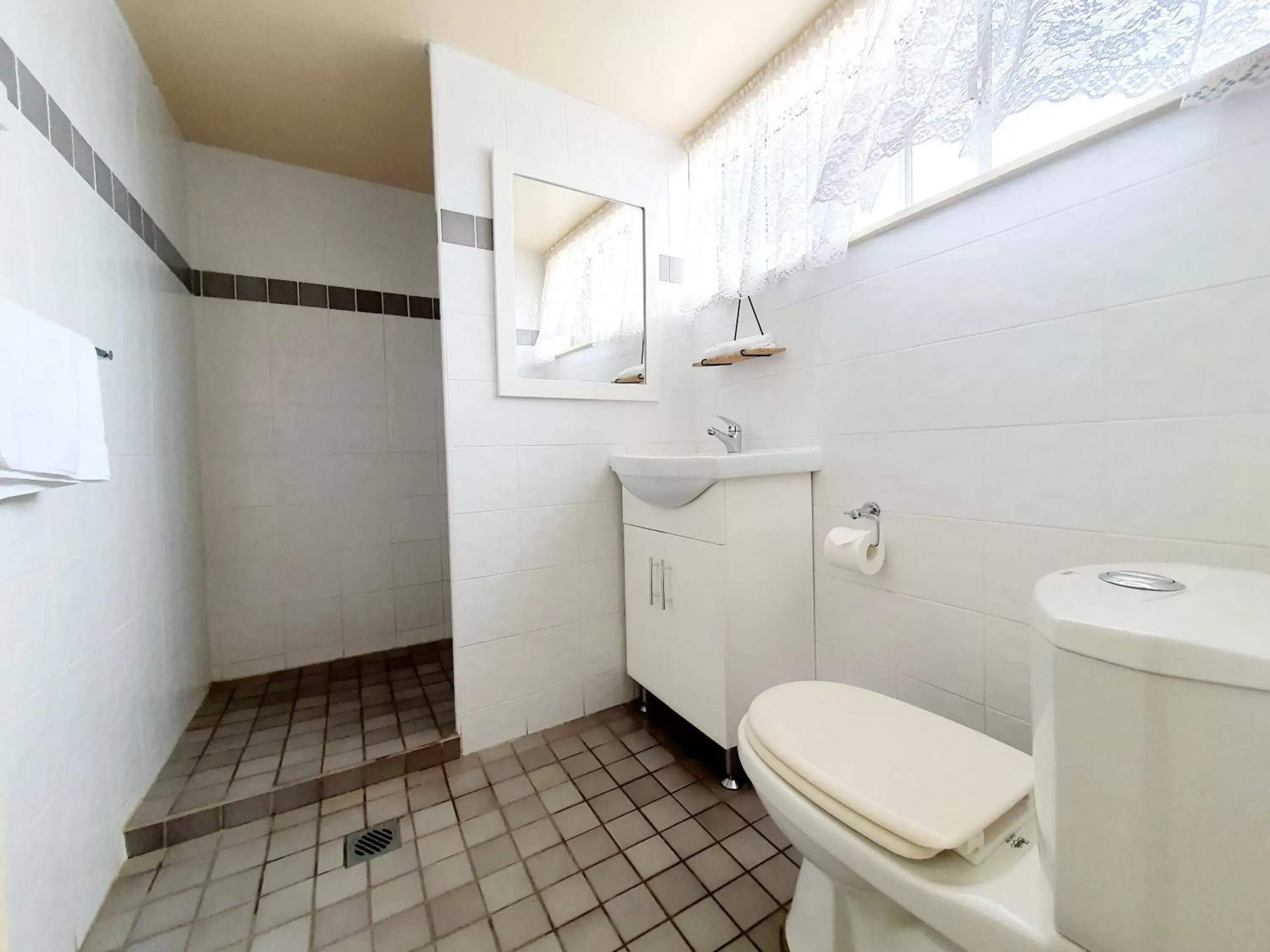 Shower, Bathroom in Ardeanal Motel