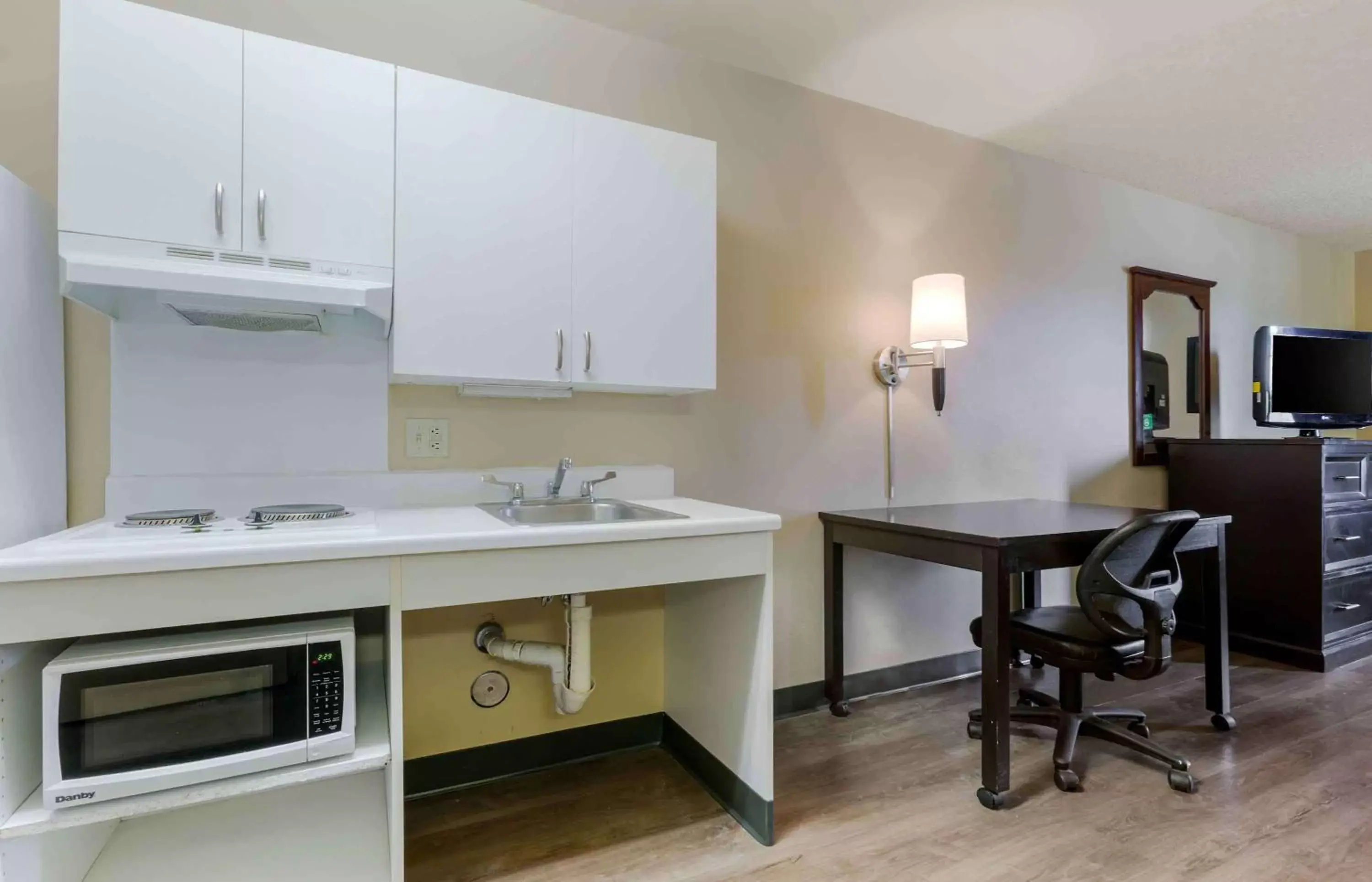 Bedroom, Kitchen/Kitchenette in Extended Stay America Suites - Phoenix - Airport