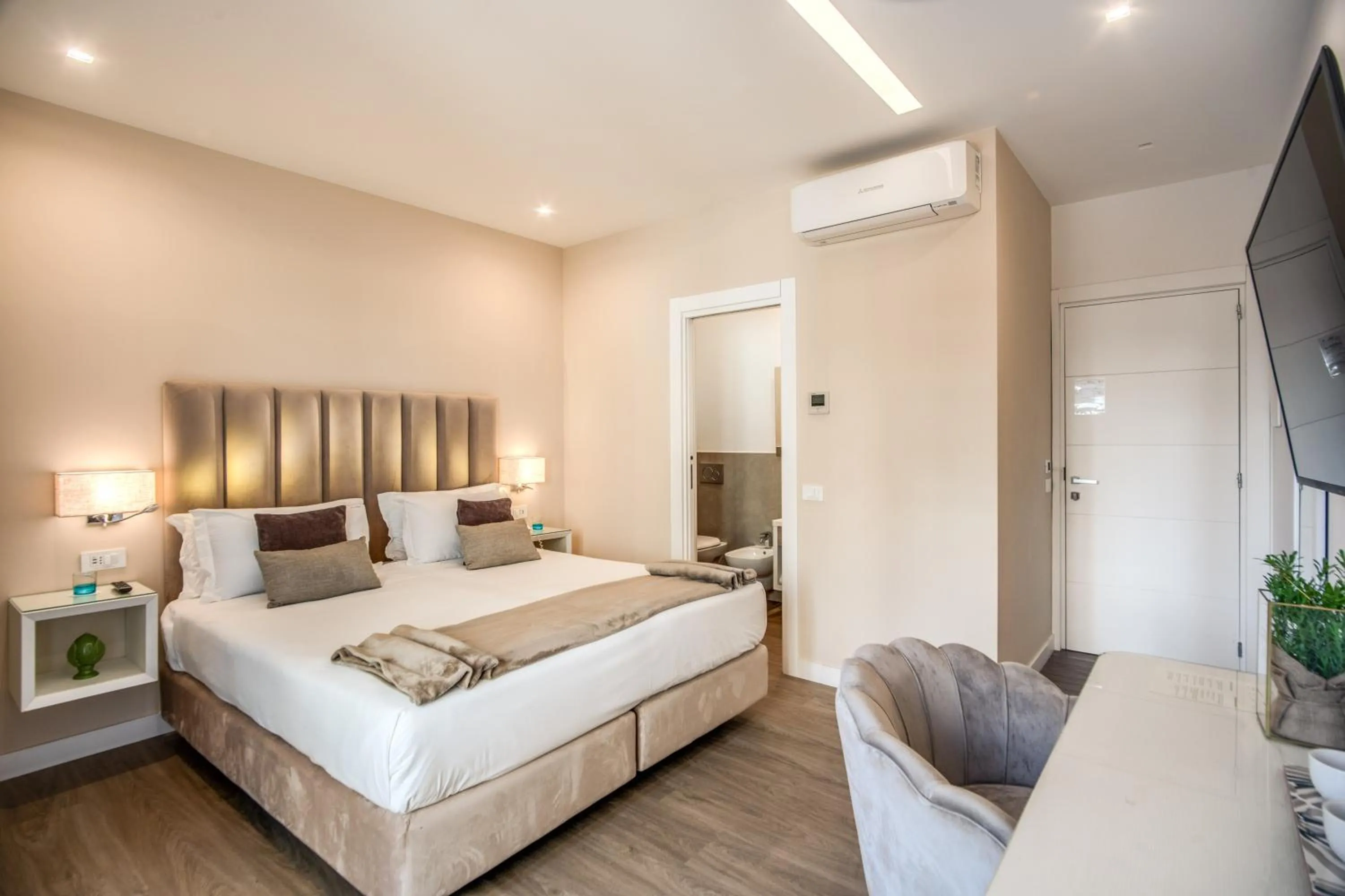 Photo of the whole room, Bed in Hotel Sorrento City