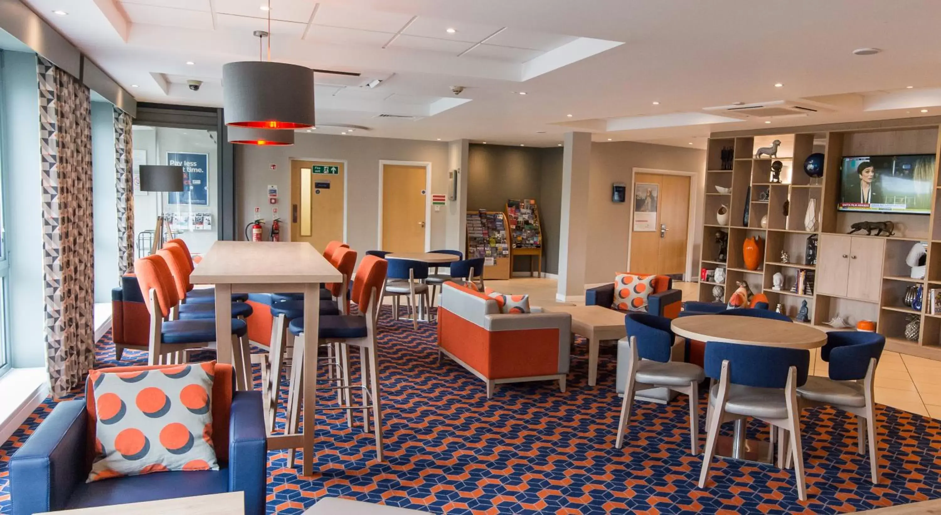 Lounge or bar, Restaurant/Places to Eat in Holiday Inn Express Dunfermline, an IHG Hotel