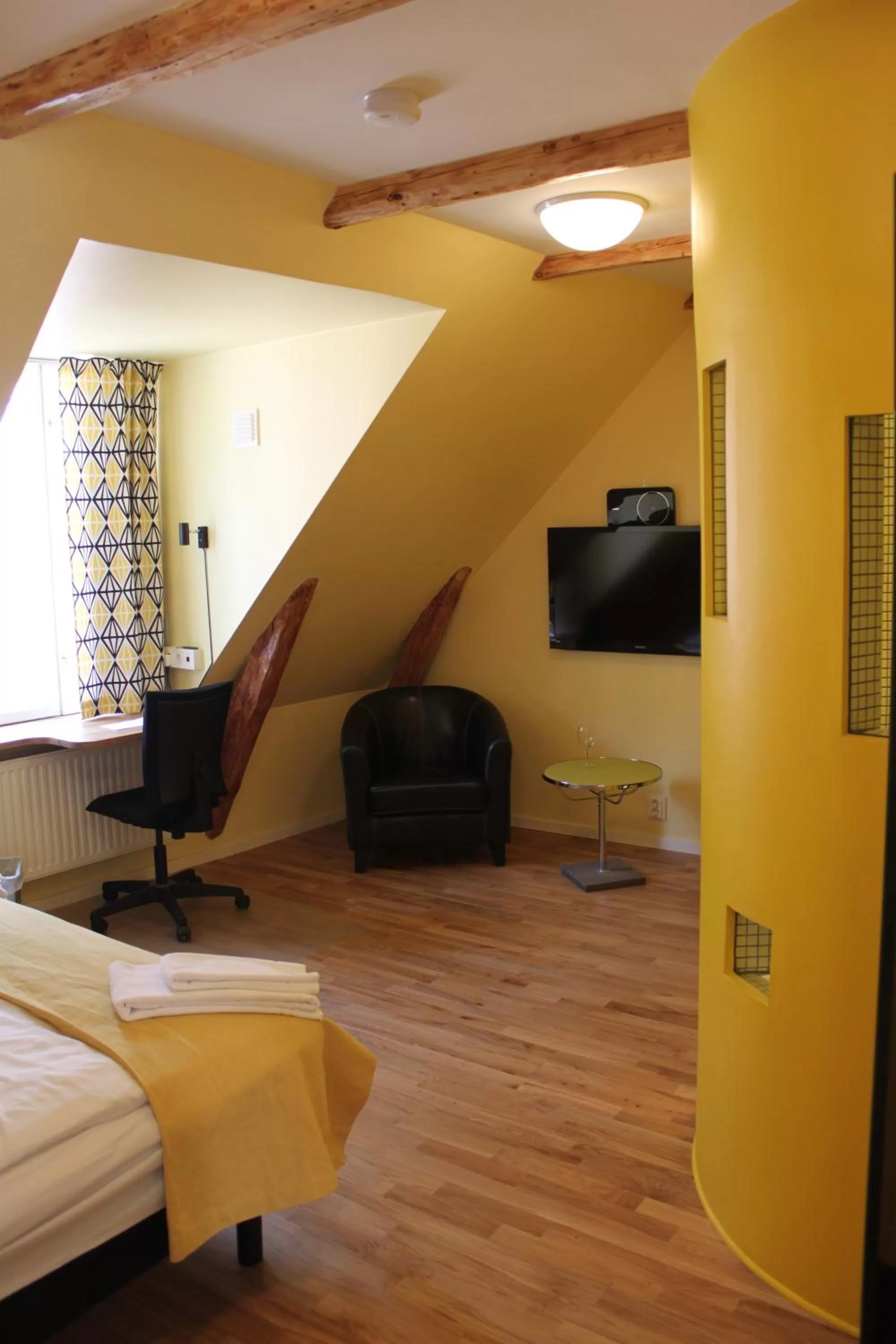 Day, Bed in Magles Smiley Inn