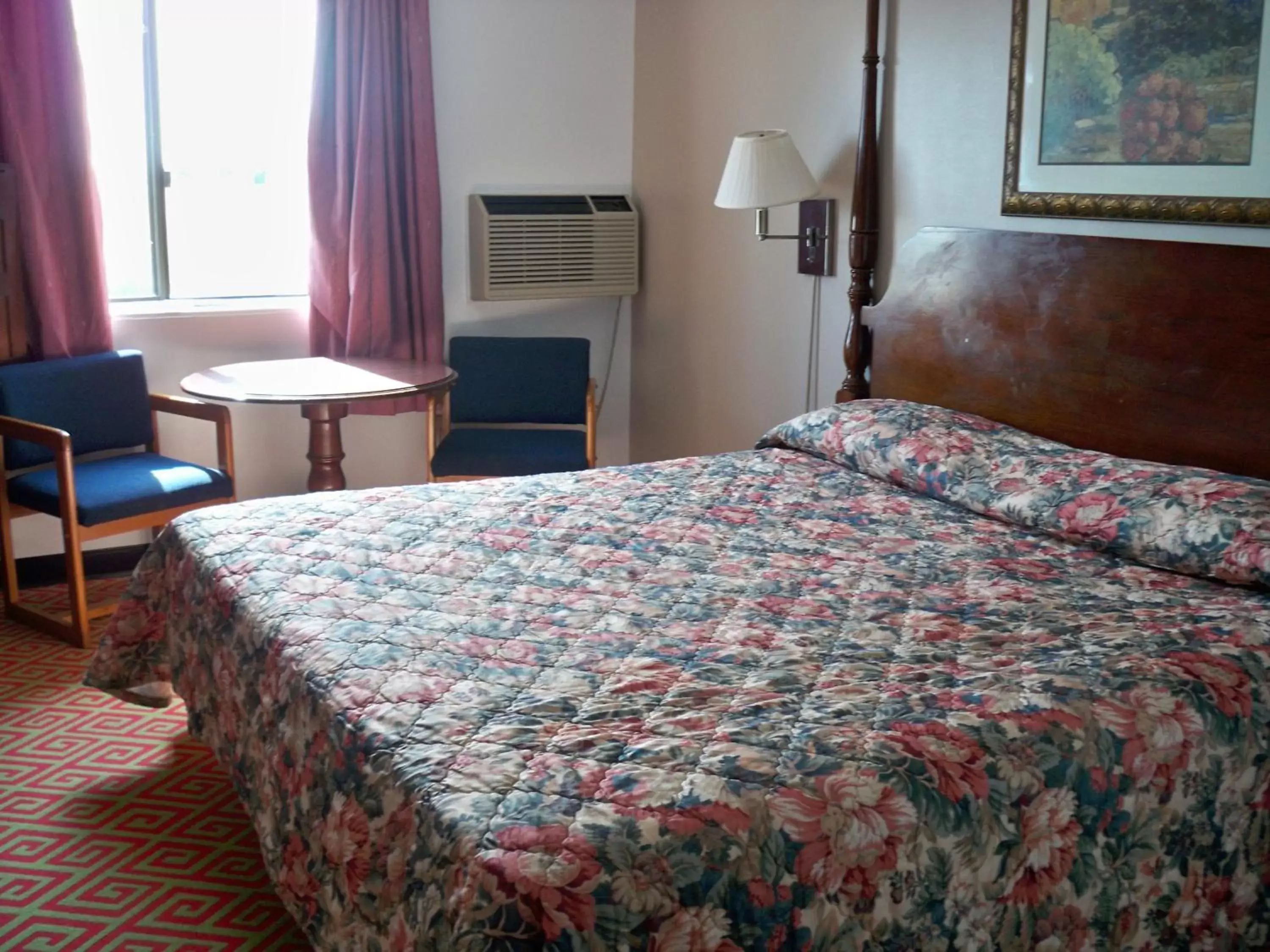 Bedroom, Bed in Economy Inn Wentzville