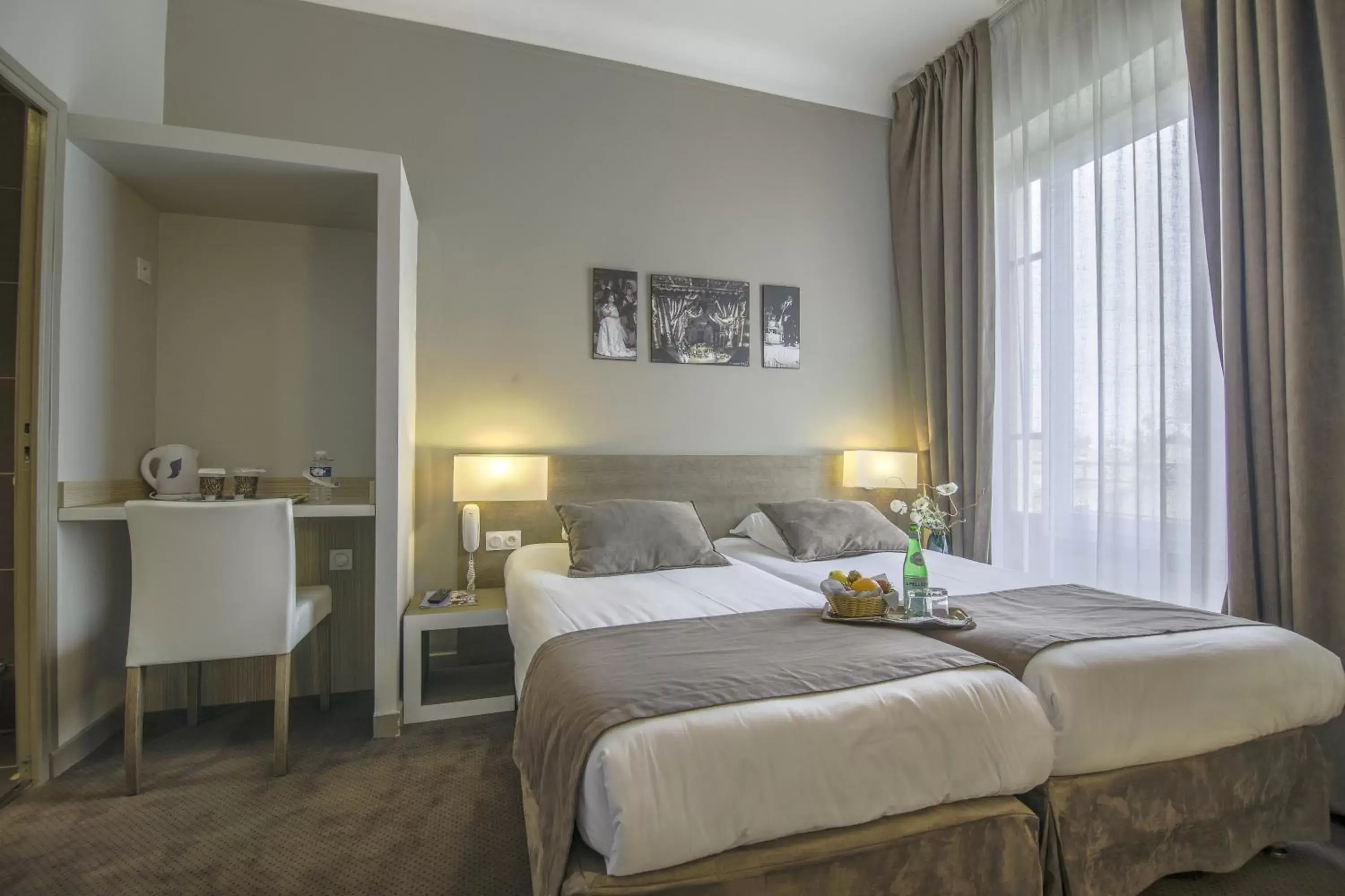 Facade/entrance, Bed in HOTEL KYRIAD ORANGE Centre A7-A9 - 3 etoiles - HOTEL DES PRINCES