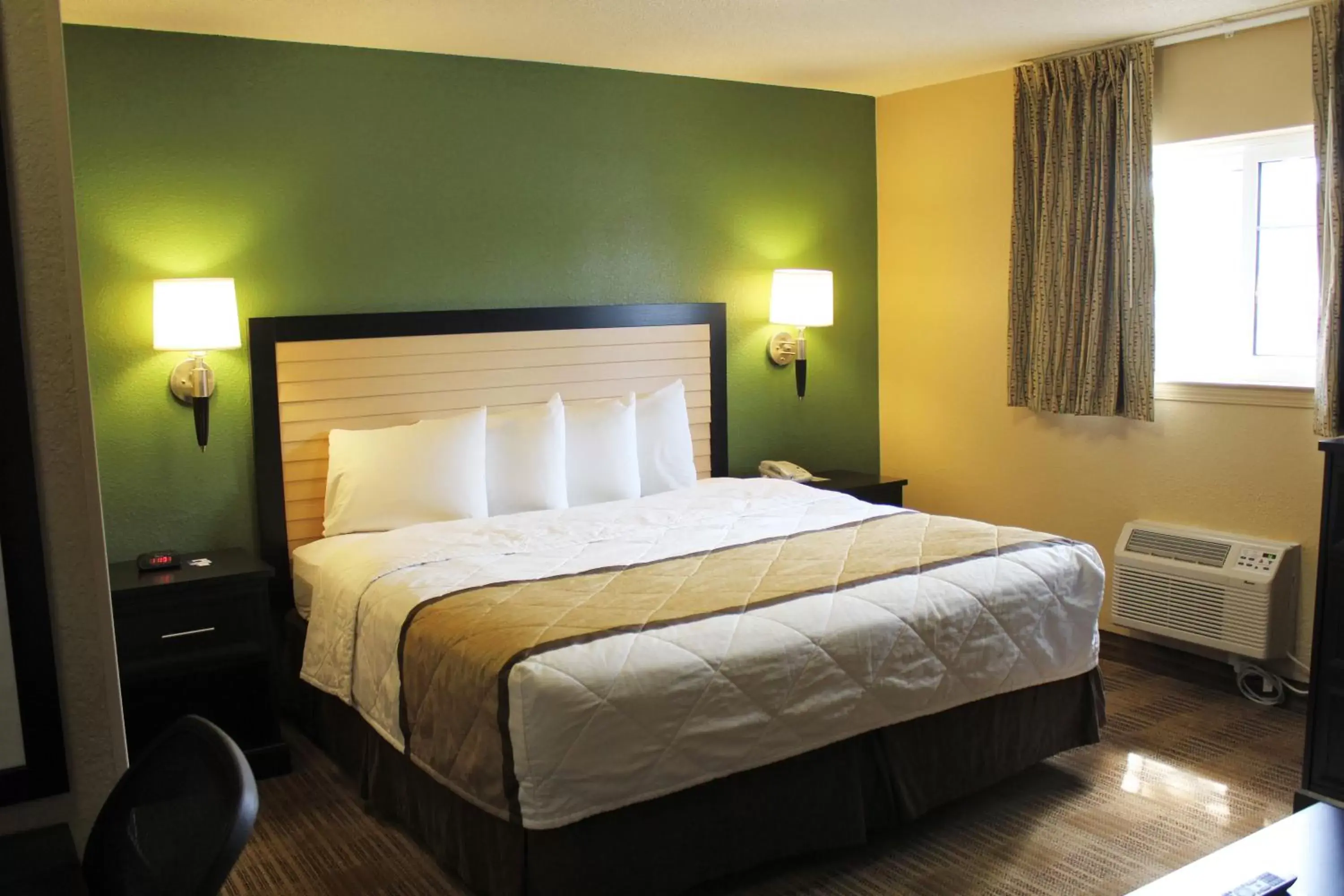 Bed in Extended Stay America Suites - Chesapeake - Greenbrier Circle