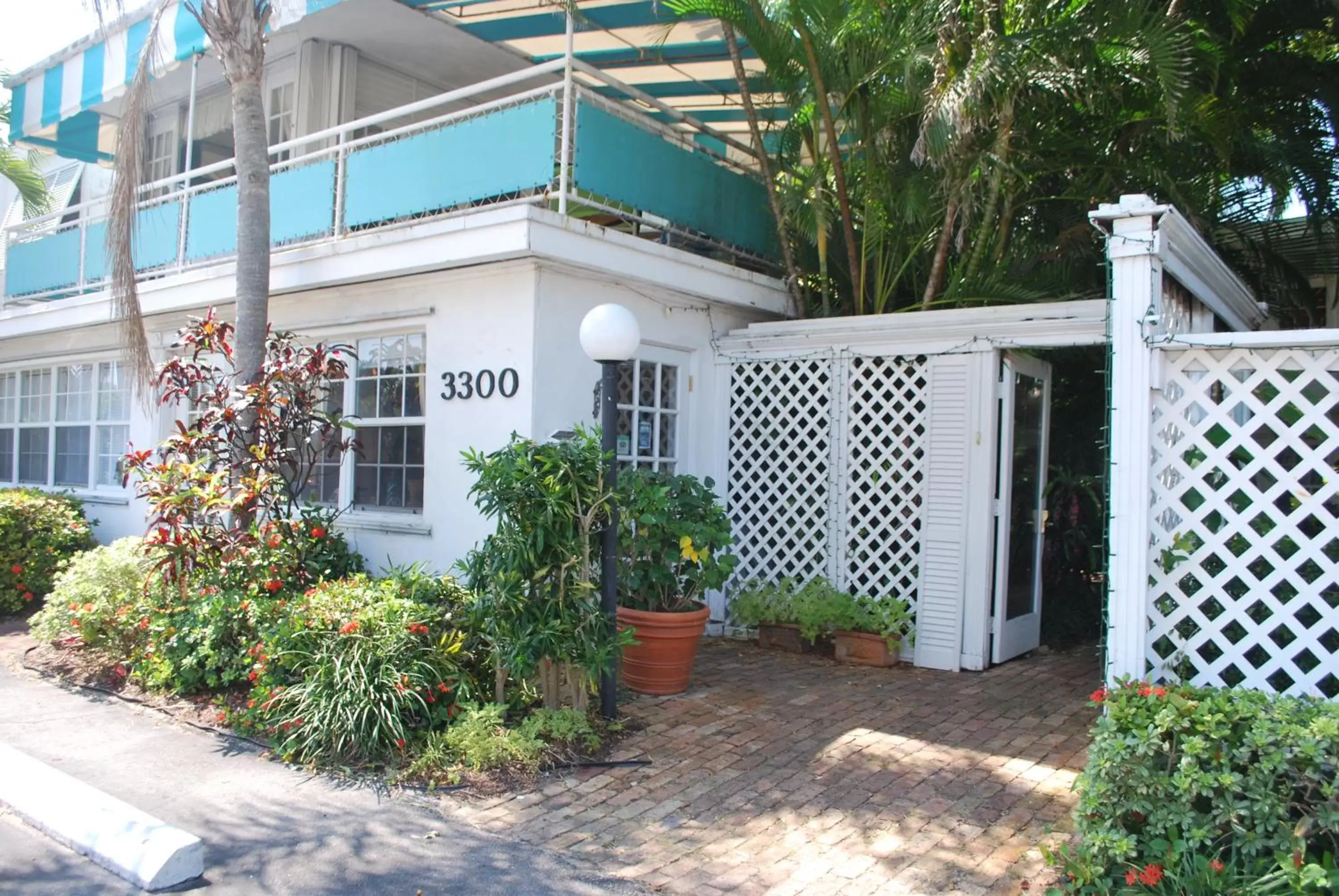 Facade/entrance, Property Building in Green Island Inn