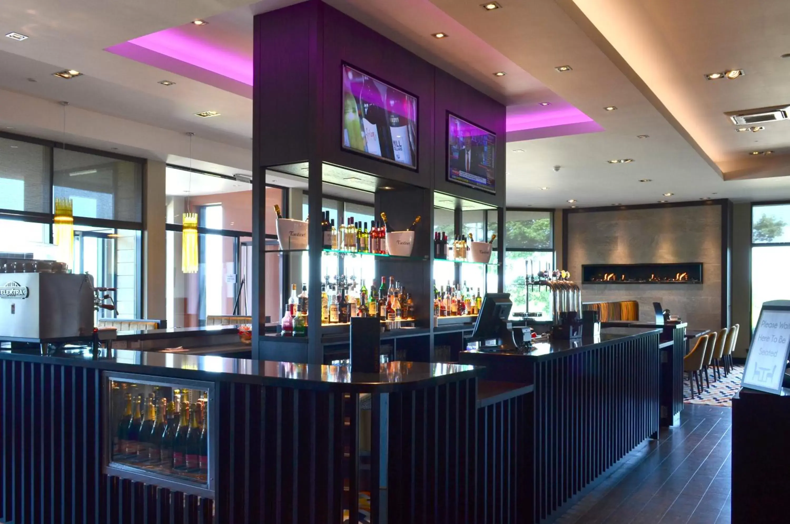 Lounge or bar, Restaurant/Places to Eat in Radstone Hotel