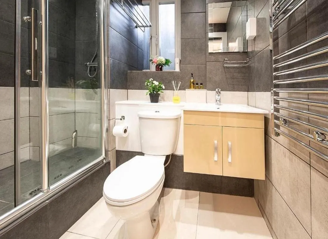 Shower in City Inn Russell Square