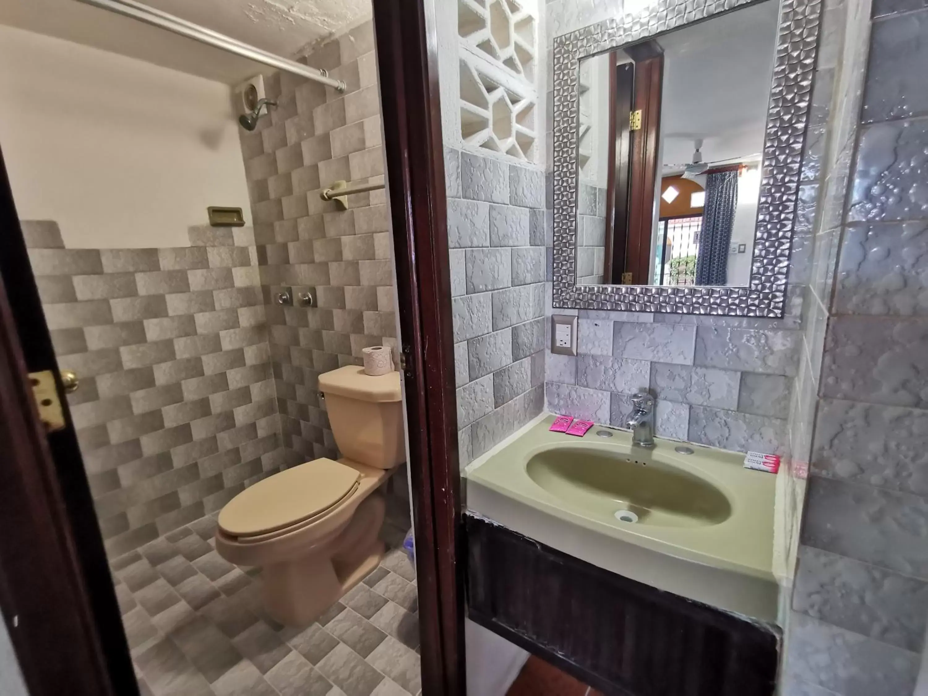 Bathroom in Hotel Doralba Inn