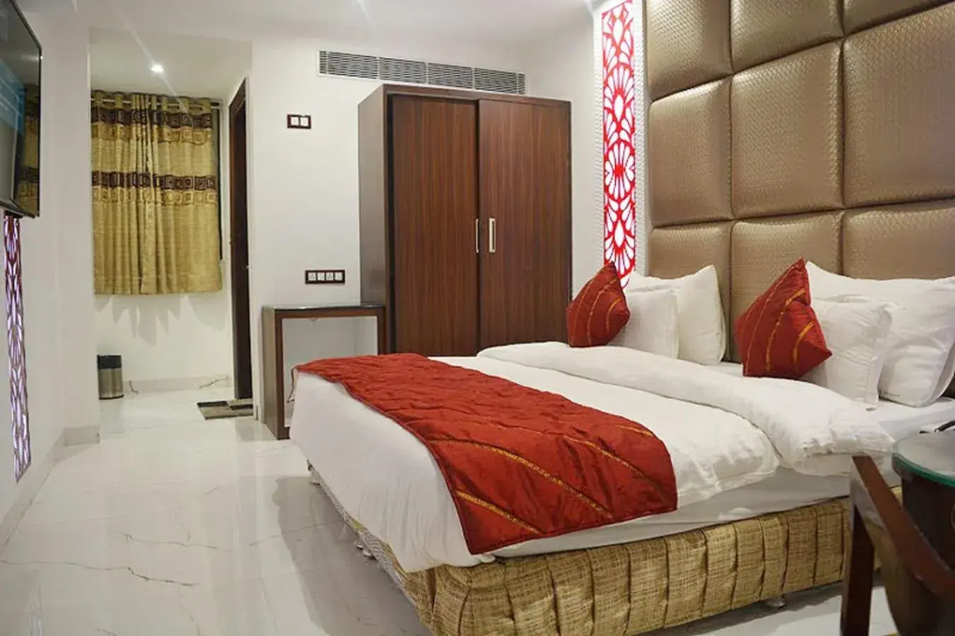 Bedroom, Bed in Hotel Sun International