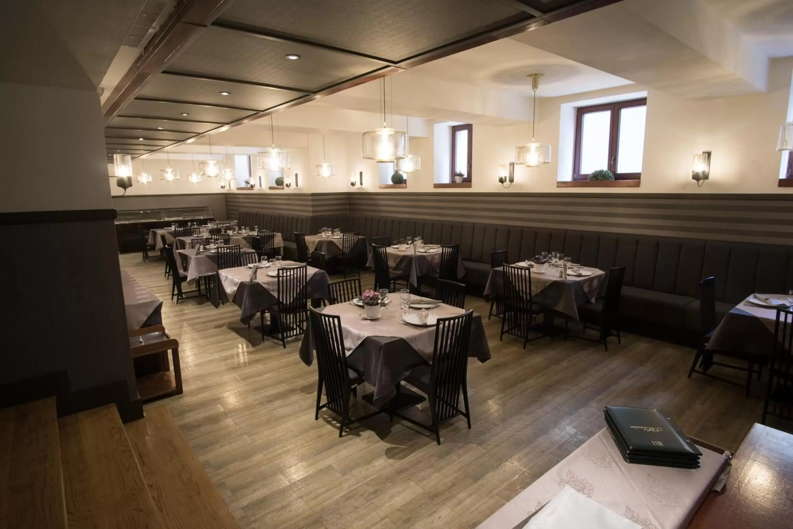 Restaurant/places to eat in Savoy Hotel Restaurant/places to eat in Savoy Hotel